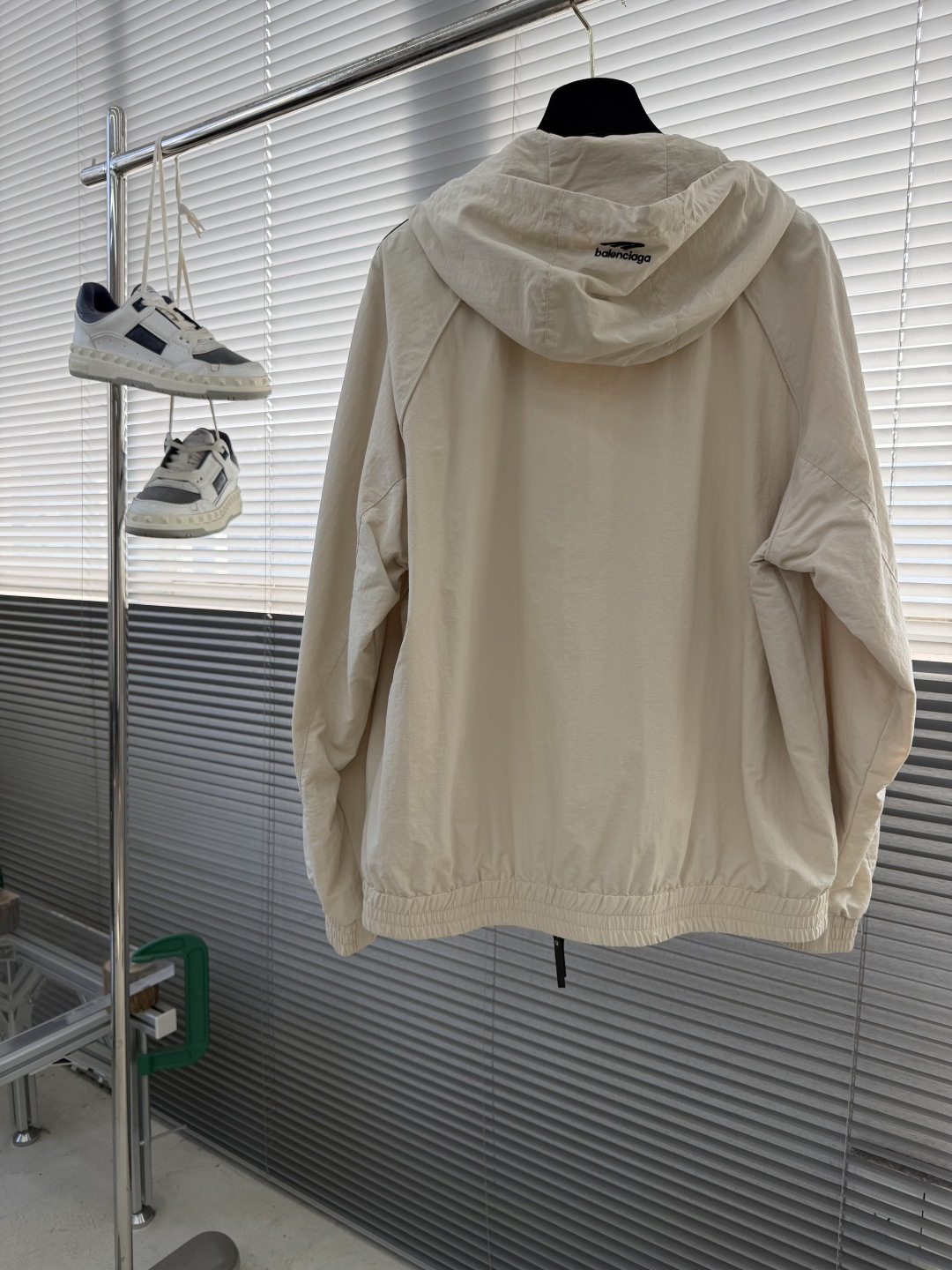 -Balenciag 3B标识‼️连帽夹克外套采用进口环保面料，高效持久防水透气，成衣做了剪裁设计 时尚