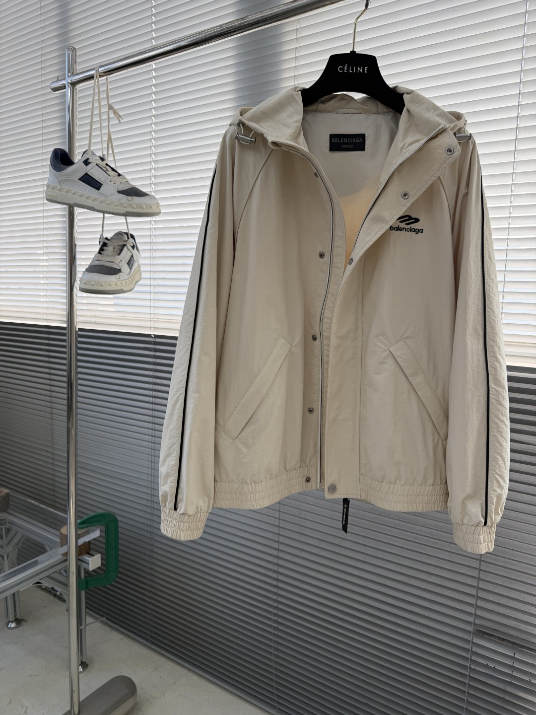 -Balenciag 3B标识‼️连帽夹克外套采用进口环保面料，高效持久防水透气，成衣做了剪裁设计 时尚