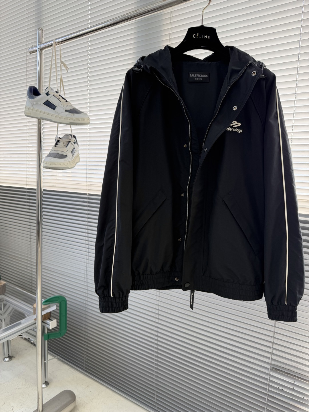 -Balenciag 3B标识‼️连帽夹克外套采用进口环保面料，高效持久防水透气，成衣做了剪裁设计 时尚
