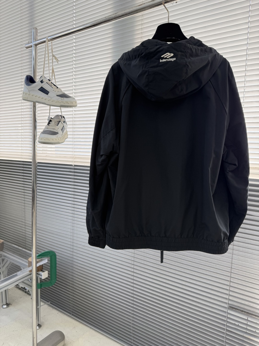 -Balenciag 3B标识‼️连帽夹克外套采用进口环保面料，高效持久防水透气，成衣做了剪裁设计 时尚