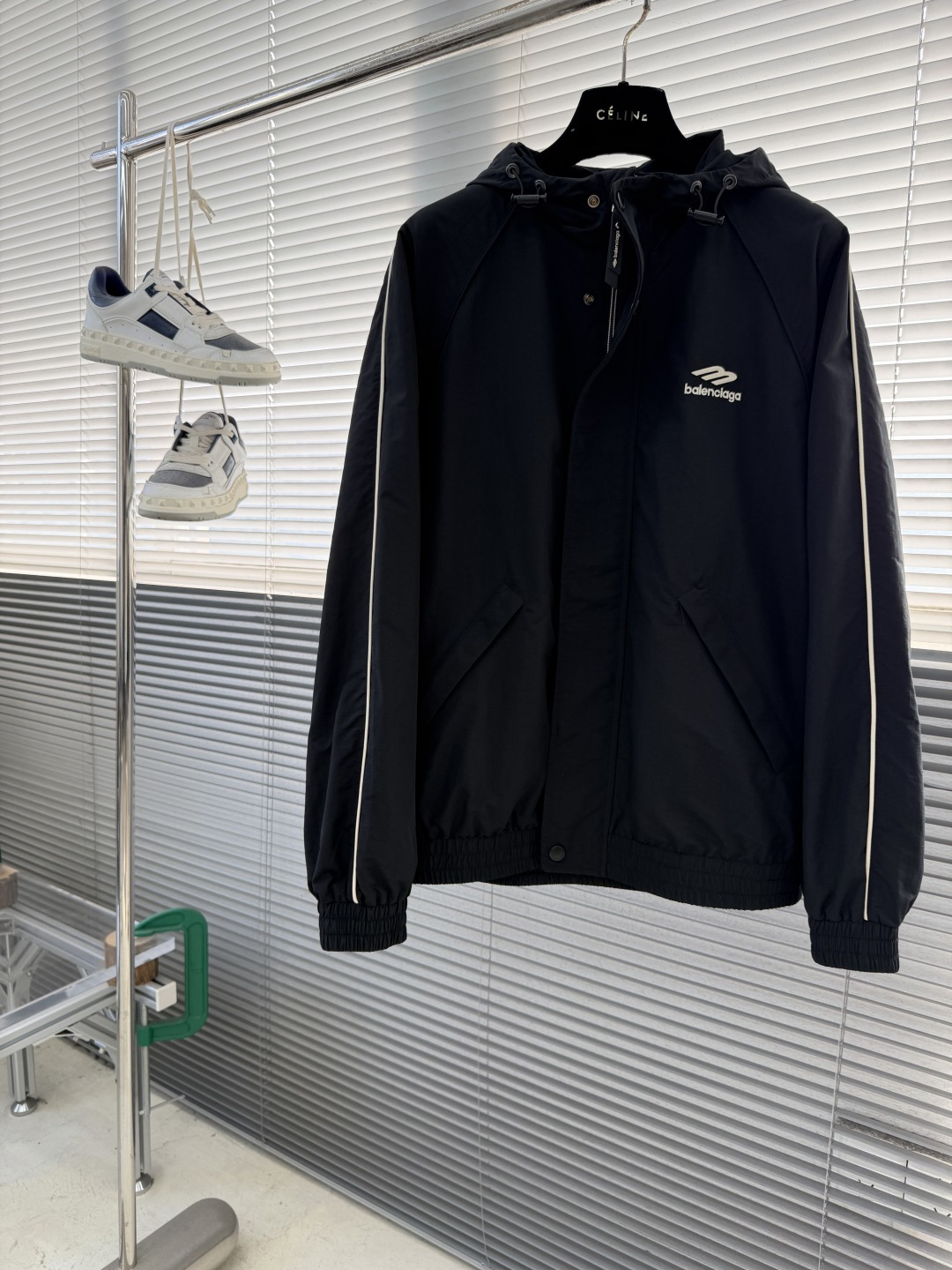 NO:743704,-Balenciag 3B Logo Hooded Jacket Made of imported environmentally friendly fabrics, highly efficient, long-lasting, waterproof and breathable. The tailoring design is fashionable and casual. The jacket has a simple and elegant style. Small brand logo embellishment. Elastic cuffs for easy tightening. The double-layer windshield with concealed buckle closure can effectively prevent air circulation. The zipper design makes it easier to pull up and down. The outstanding design can easily enhance the sense of fashion. The workmanship is extremely sophisticated and rigorous, and the wiring is neat and meticulous.  The upper body does not look bloated and is super handsome!  Size 48-56 (M-3XL), Balenciaga-clothing,balenciaga,balenciaga,jackets & coats,jackets & coats,hats,19860909-Balenciag 3B标识连帽夹克外套 采用进口环保面料,高效持久防水透气,成衣做了剪裁设计 时尚休闲 夹克版型简约大气 品牌标识小logo点缀 松紧袖口方便收紧 暗扣闭合的双层挡风片,可有效避免空气流通 拉链设计,上下拉合更便捷, 非常出彩的设计,轻松将时髦感进阶,做工极为考究严谨,走线工整细致 上身不显臃肿、超级帅气！ 码数48-56（M-3XL）,巴黎世家-服装,balenciaga,balenciaga,jackets & coats,jackets & coats,hats,,Women's clothing