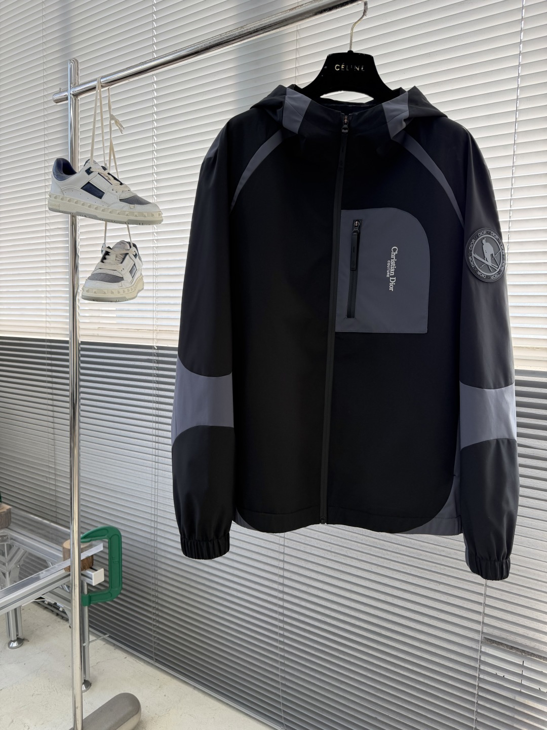 NO:743718,-Dio 2026 early spring new hooded jacket CD family ski series product, Gore-Tex fabric three-in-one fabric, with windproof, breathable and waterproof functions, invisible pockets on both sides of the inside, zipper opening and closing, front and rear panels decorated with logo embroidery, top-notch workmanship, genuine materials, 11 original accessories developed, 99.99% restored.  Size 48-56 (M-3XL), Dior-clothing, dior, dior, dior, jackets & coats, jackets & coats, hats,19860909-Dio 2026早春新品连帽夹克外套 CD家滑雪系列产品,Gore-Tex面料三合一面料,具有防风透气防水功能,内里两侧隐形口袋,门襟拉链开合,前后幅饰以logo刺绣标识,做工顶级真材实料,辅料11原版开发,99.99％还原. 码数48-56（M-3XL）,迪奥-服装,dior,dior,dior,jackets & coats,jackets & coats,hats,,Women's clothing