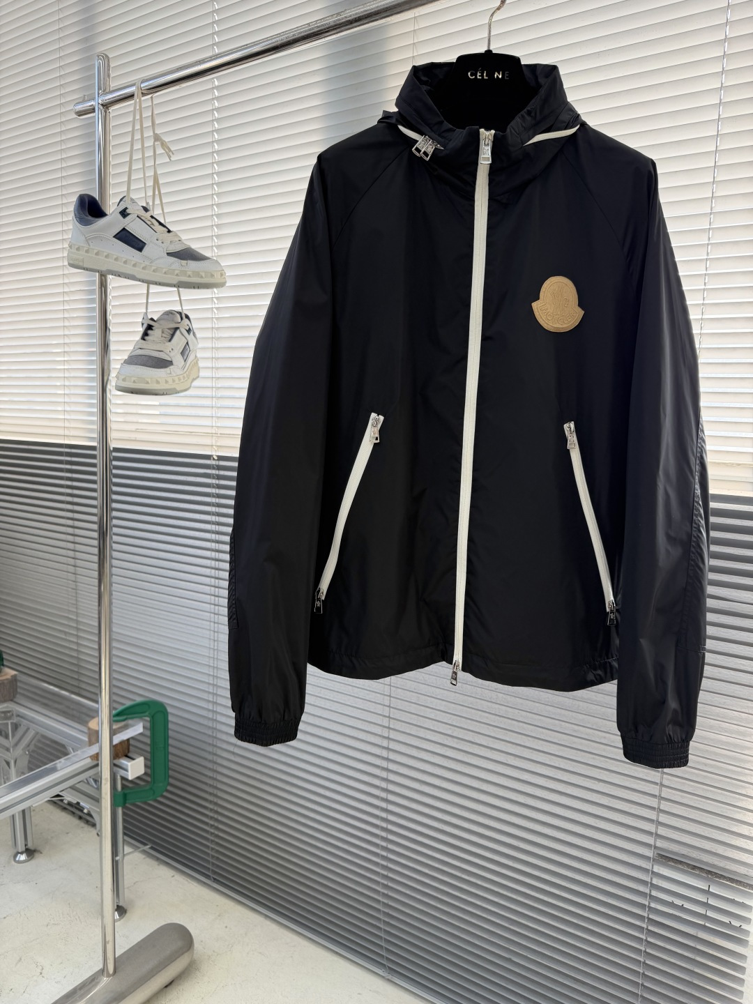 NO:743740,-mon 2026 early spring full product phase trade order Hidden hood zipper jacket. Hidden hood design combined with contrasting armband embellishment on the shoulders. Eye-catching. Fitted version. Zipper pockets on both sides, a classic version. Not picky about body shape. The fabric is made of polyfiber, with a delicate feel and a smooth surface. The upper body is stiff. Hardware accessories are in full phase.  Size 48-56 (M-3XL), Moncler, jackets & coats, jackets & coats, hats,19860909-mon 2026早春全品相贸易订单 隐藏式兜帽拉链夹克外套. 隐藏式兜帽设计结合肩部撞色袖标点缀.让人眼前一亮 合体的版型 两侧拉链插袋,属于经典版型 不挑身形 面料采用聚纤维的面料,手感细腻,表面平整 上身呢挺括 .五金辅料全品相. 码数48-56（M-3XL）,蒙口-服装,Moncler,jackets & coats,jackets & coats,hats,,Women's clothing