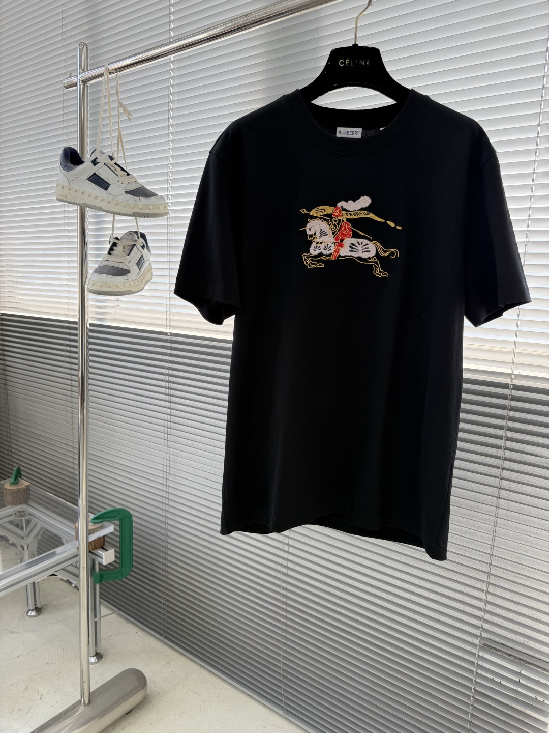 NO:743713,- BBR 26SS, the new and highest version on the market, the girl inspects the goods, trims the three marks on the threads, pictures of the goods and takes videos. If you want quality and service, add me on WeChat. We will not accept urgent orders. This embroidered short t is the highest version on the market. The girl inspects the goods, trims the three marks on the threads, pictures of the goods and takes videos. If you want quality and service, add me on WeChat. We do not accept urgent orders. This T-shirt is matched with Bur on the chest.  The brand's classic equestrian knight's special material embroidery pattern is embellished. The fabric uses Xinjiang long-staple cotton, the preferred raw material for global high-end textiles. Xinjiang long-staple cotton fiber has finer fineness, making the fabric feel as smooth as silk. It is far superior to other cotton fabrics in terms of durability, moisture absorption, breathability and color fastness.  The overall British atmosphere is full, which not only highlights the noble temperament of the brand, but is not too complicated, and is in line with the concept of simple summer dressing. This is the highest version on the market. The girl inspects the goods, trims the three marks on the thread, pictures the goods and takes videos. If you want quality or service, please add me on WeChat. I do not accept urgent orders. This T-shirt shows the consistent high quality and fashion sense of the Bur brand, and is the best choice for spring and summer. Size 48 50 52 54 56 (M-3XL)  Color: black white Chinese red, Burberry-clothing, burberry, tees, t-shirt,19860909-BBR 26SS新市面最高版本小妹验货、修剪线头上三标、货可图及拍视频,要品质要服务的加我微信,不接急单.款刺绣短t这市面最高版本小妹验货、修剪线头上三标、货可图及拍视频,要品质要服务的加我微信,不接急单.款T恤胸前搭配Bur 品牌经典马术骑士特殊材质刺绣图案为点缀.面料采用新疆长绒棉全球高端纺织品的优选原料.新疆长绒棉纤维细度更细,使面料触感如丝绸般顺滑.在耐用性吸湿透气和色牢度上远超其他棉类面料. 整体英伦氛围十足,既彰显了品牌的高贵气质,又不会过于繁杂,符合夏日简约穿搭的理念.这市面最高版本小妹验货、修剪线头上三标、货可图及拍视频,要品质要服务的加我微信,不接急单.款T恤展现出了Bur 品牌一贯的高品质和时尚感,是春夏季节的不二之选. 码数48 50 52 54 56（M-3XL） 颜色:黑色白色 中国红,博柏利-服装,burberry,tees，t-shirt,,Women's clothing