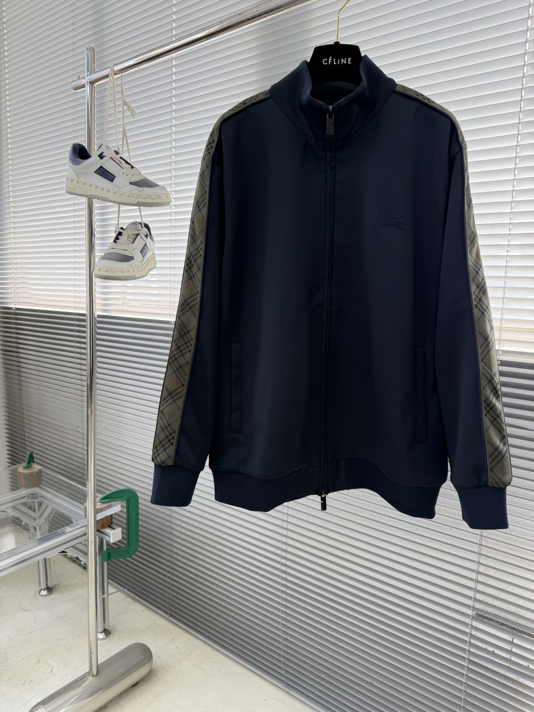 NO:743444,Trousers and tops - BBR 2026 spring and summer new suit, sizes M-4XL, loose fit, full-silk stretch healthy fabric, plain knitted fabric with clear texture, fluffy and crisp, soft to the touch, cool to the touch, comfortable and breathable, highly stretchable, with iconic classic Bur plaid ribbons embellished with equestrian knight logo embroidery on both sides, Burberry - Clothing, burberry,19860909长裤 上衣 -BBR 2026春夏新品套装 尺码M-4XL 宽松版型,全丝拉架健康布,平纹针织面料纹理清晰,蓬松挺括,手感柔软,触感带凉感,舒适透气,伸缩性强,两侧融入标志性典Bur 格纹饰带点缀马术骑士徽标刺绣,博柏利-服装,burberry,,Women's clothing