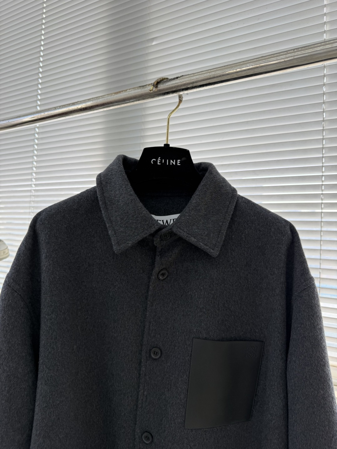 -LOEW 衬衫式羊毛呢外套精选98%高品质羊毛与2%山羊绒的黄金配比，成就这款兼具温度与呼吸感的双面呢