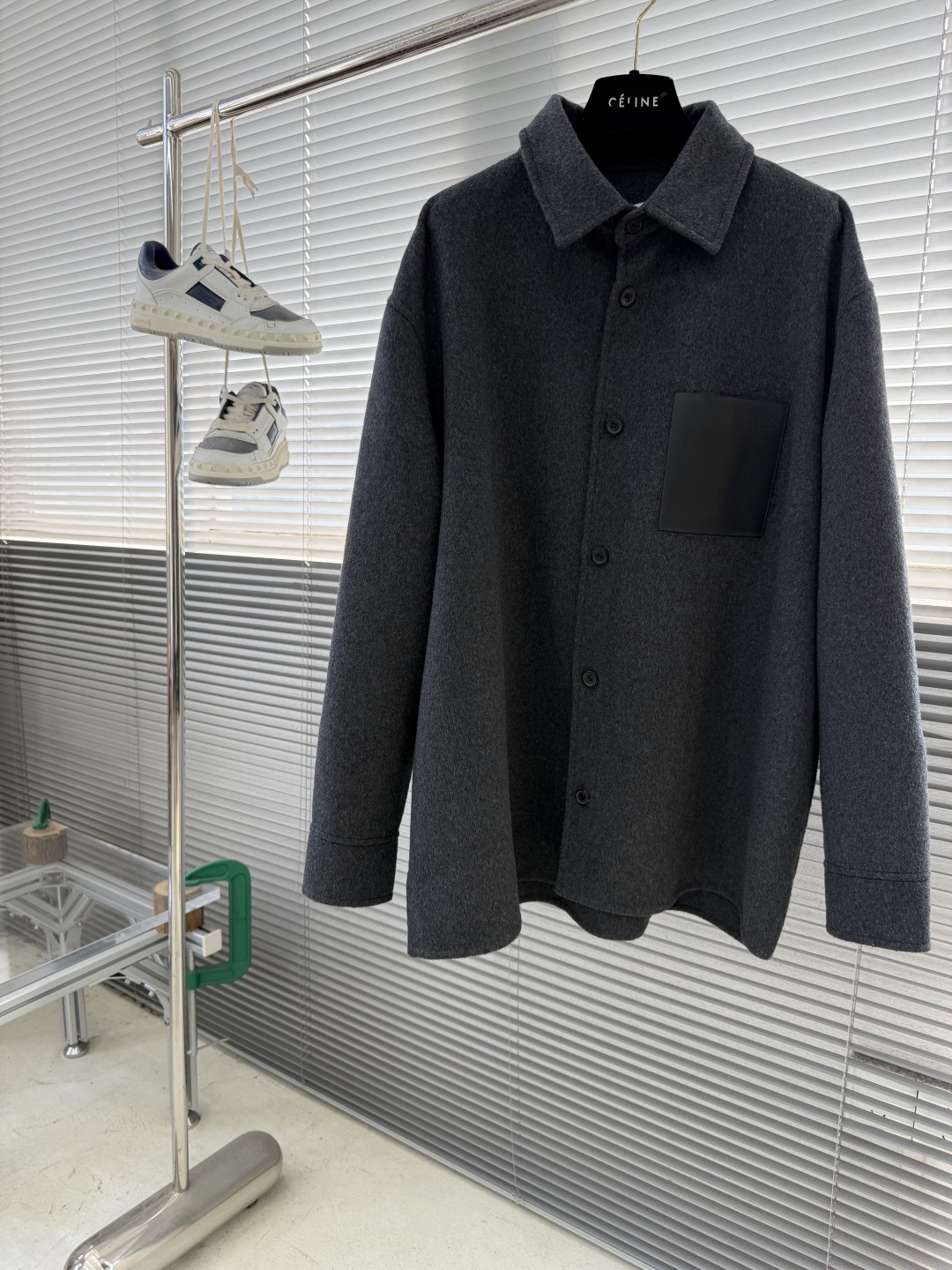 -LOEW 衬衫式羊毛呢外套精选98%高品质羊毛与2%山羊绒的黄金配比，成就这款兼具温度与呼吸感的双面呢