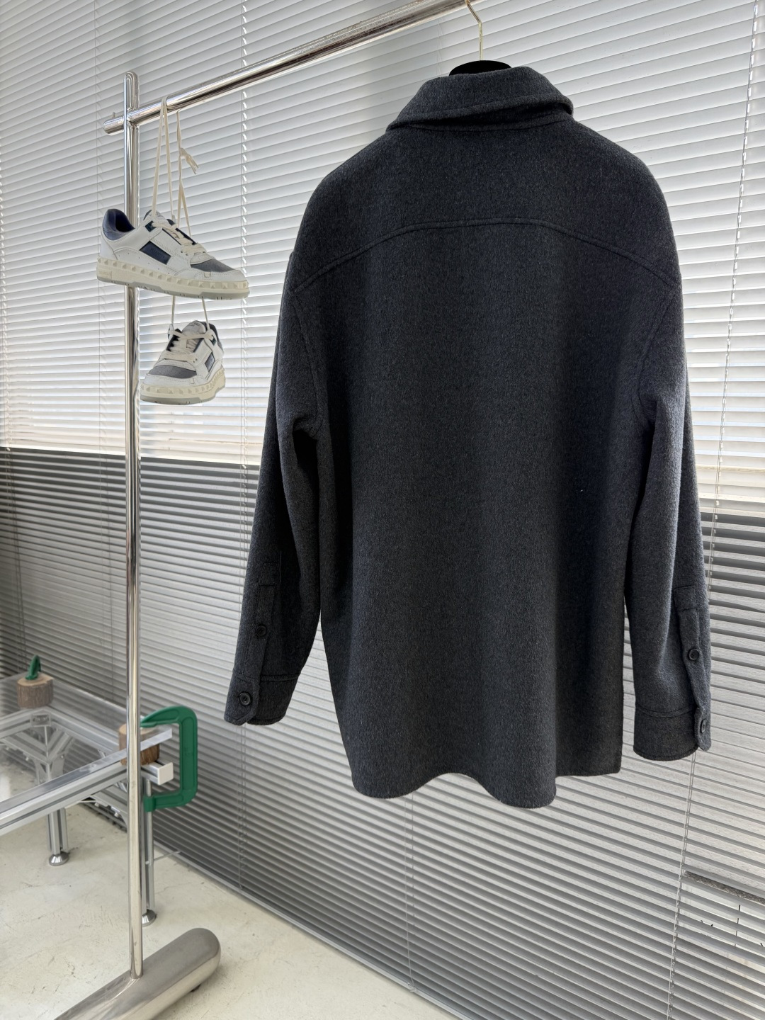 -LOEW 衬衫式羊毛呢外套精选98%高品质羊毛与2%山羊绒的黄金配比，成就这款兼具温度与呼吸感的双面呢