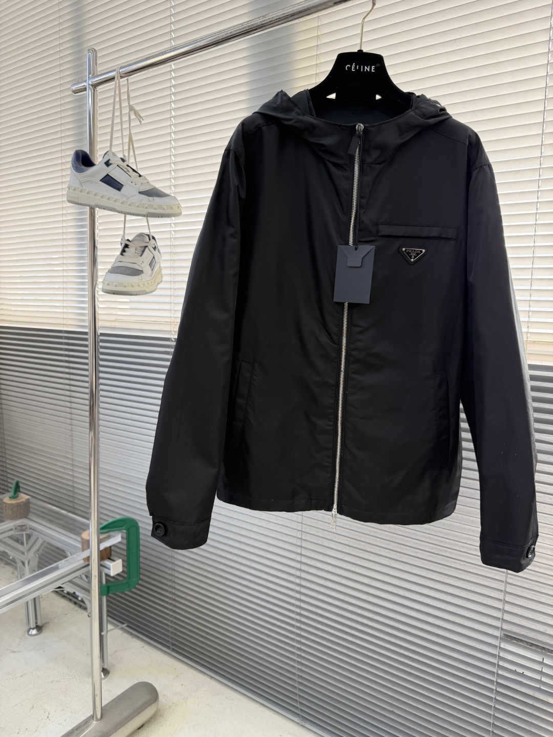 -PRAD 再生尼龙连帽夹克选用品牌标志性的再生尼龙面料，与传统尼龙性能相当，具备高强度，抗撕裂，耐磨损