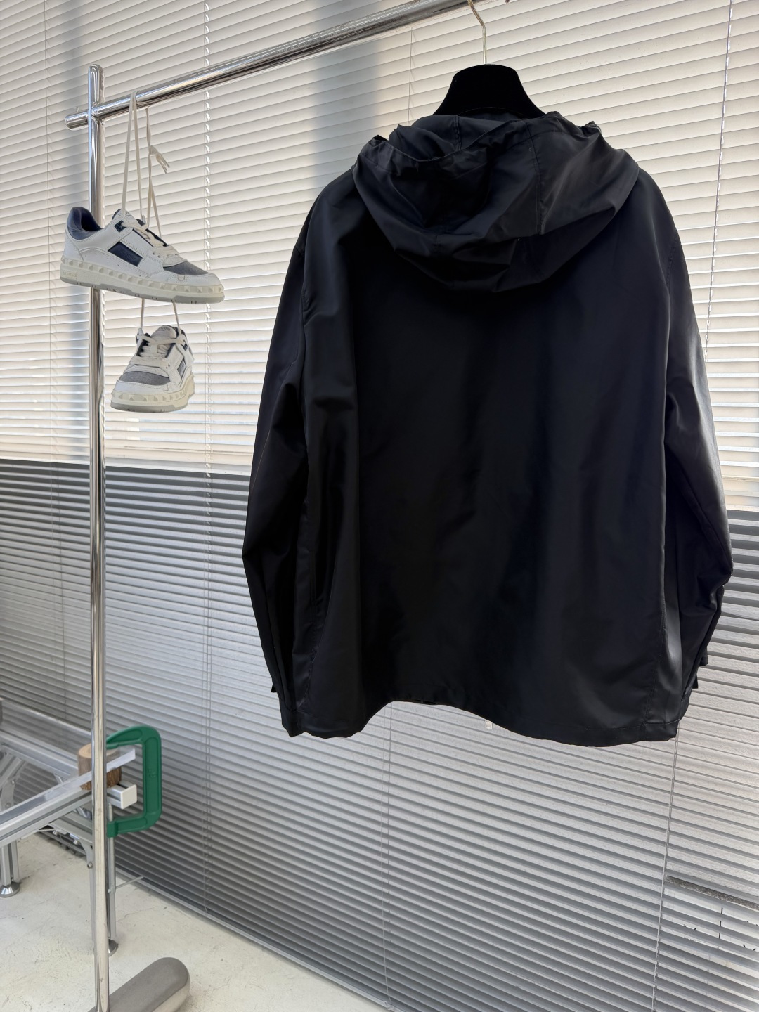 -PRAD 再生尼龙连帽夹克选用品牌标志性的再生尼龙面料，与传统尼龙性能相当，具备高强度，抗撕裂，耐磨损