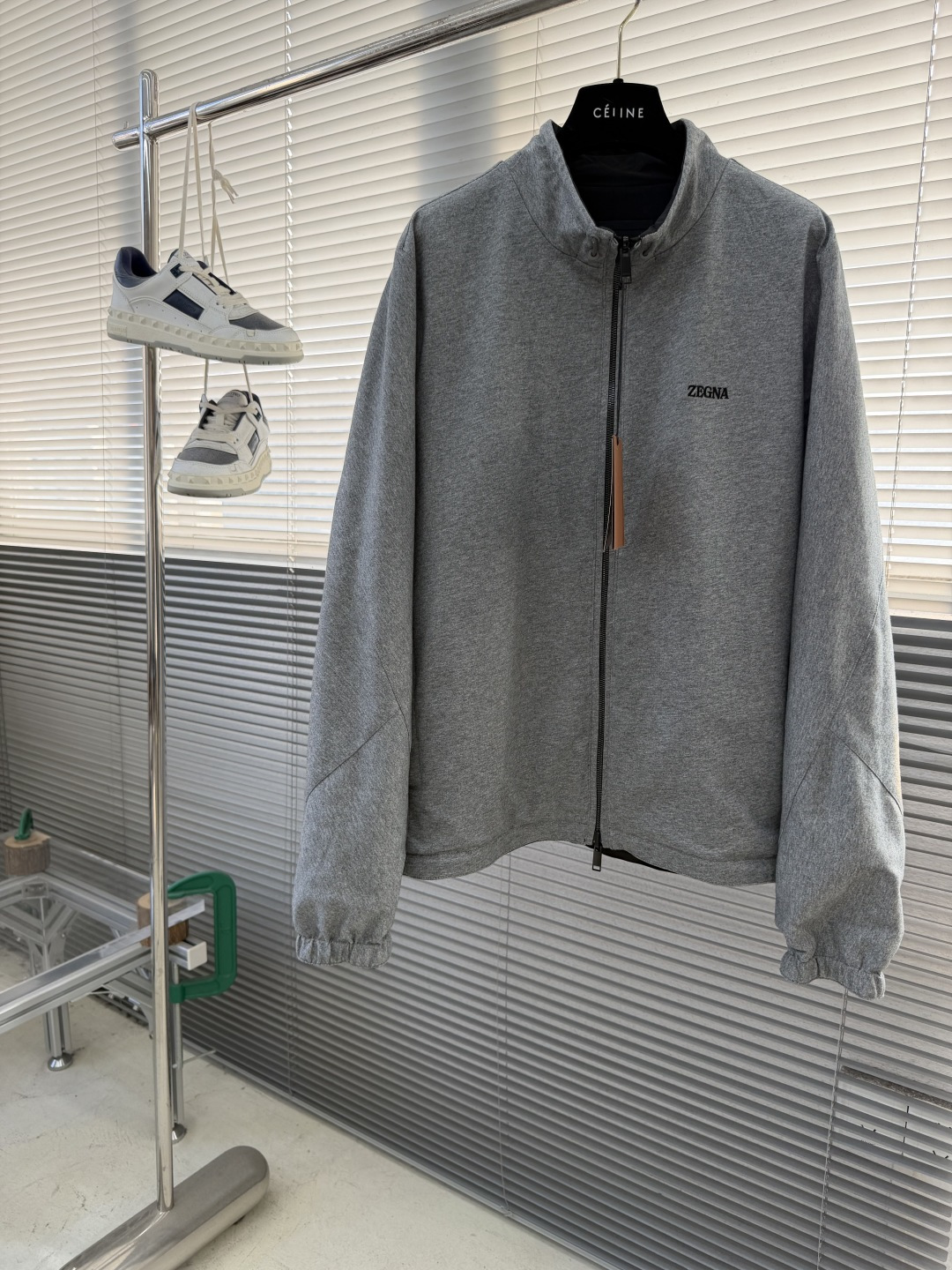 -Z ZEGN 微纤维双面Brezza长袖款外层采用100%聚酯纤维打造的微纤维面料，为衣物赋予了出色的