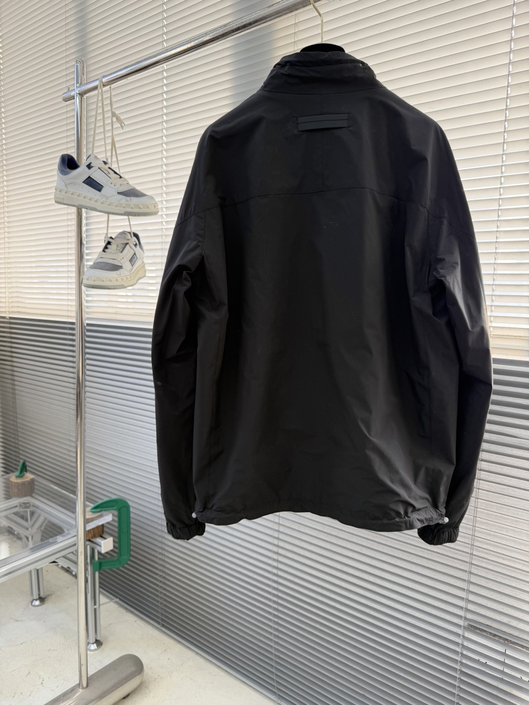 -Z ZEGN 微纤维双面Brezza长袖款外层采用100%聚酯纤维打造的微纤维面料，为衣物赋予了出色的