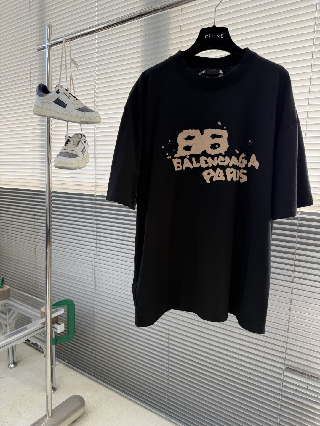 NO:743357,The highest version on the market, the girl inspects the goods, trims the three marks on the threads, and ships the goods. You can send pictures and videos. If you want quality and service, add me on WeChat. We will not accept urgent orders. -BALENCIAG Classic round neck digital printed direct-injection short-sleeved T-shirt 230 grams of active black top quality cotton 340 grams of cross rib Fabric enzyme wash Digital direct injection Customized 11 trademarks Loose fit Size S M L XL Size clothing length bust shoulder width S 73.5  11854.8 M 75122 56 L76.5 126 57.2 XL 78130 58.4, Balenciaga-clothing,balenciaga,balenciaga,T-shirt,tees,t-shirt,19860909市面最高版本小妹验货、修剪线头上三标、发货可发图及拍视频,要品质要服务的加我微信,不接急单. -BALENCIAG 经典圆领数码印花直喷短袖T恤 230克活性黑极品棉 340克十字罗纹 面料酵洗 数码直喷 定制11商标 宽松版型 尺码S M L XL 尺码衣长胸围肩宽 S 73.5 11854.8 M 75122 56 L76.5 126 57.2  XL 78130 58.4,巴黎世家-服装,balenciaga,balenciaga,T-shirt,tees，t-shirt,,Women's clothing