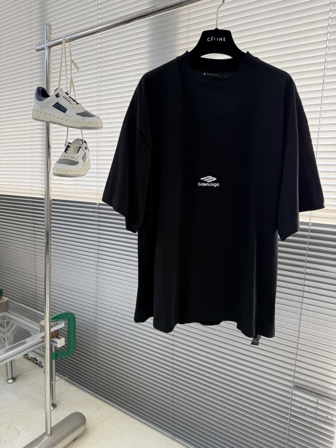 NO:743365,The highest version on the market, the girl inspects the goods, trims the three marks on the threads, and delivers the goods. You can post pictures and take videos. If you want quality and service, add me on WeChat. We will not accept urgent orders. -BALENCIAG26SS round neck pullover monogram embroidery profile short-sleeved T-shirt 210 grams 40 count Paris cotton double yarn fabric 280 grams 1*1 stretch rib Fabric enzyme wash Imported embroidery Size S M L XL Size Length Bust Shoulder Width S 72.5  13055.8 M 74134 57 L75.5 138 58.2 XL 77142 59.4, Balenciaga-clothing,balenciaga,balenciaga,T-shirt,tees,t-shirt,19860909市面最高版本小妹验货、修剪线头上三标、发货可发图及拍视频,要品质要服务的加我微信,不接急单. -BALENCIAG26SS圆领套头字母刺绣廓形短袖T恤 210克40支巴黎棉双纱面料 280克1*1拉架罗纹 面料酵洗 进口刺绣 尺码S M L XL 尺码衣长胸围肩宽 S 72.5 13055.8 M 74134 57 L75.5 138 58.2 XL 77142 59.4,巴黎世家-服装,balenciaga,balenciaga,T-shirt,tees，t-shirt,,Women's clothing