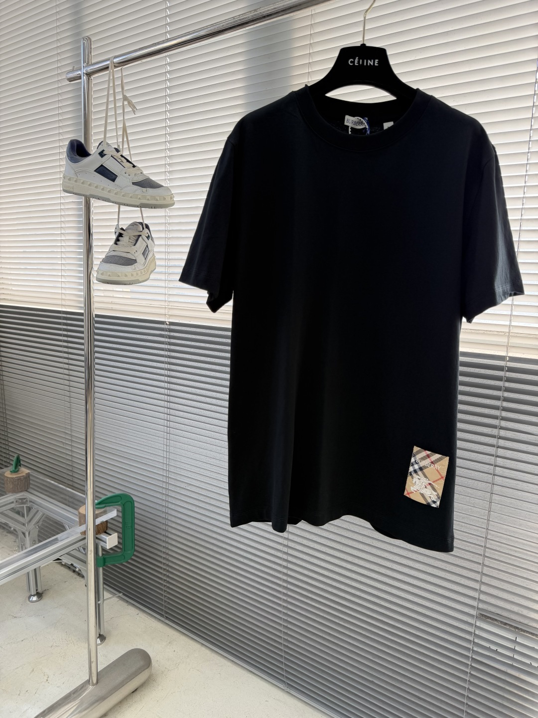 NO:743339,The highest version on the market, the girl inspects the goods, trims the three marks on the threads, and delivers the goods. You can post pictures and take videos. If you want quality and service, add me on WeChat. We will not accept urgent orders. -BBR 26SS round neck herringbone car logo plaid label cotton T-shirt Made of 16-count single yarn Pima cotton fabric 300g 1*1 combed cotton rib Fabric enzyme wash Herringbone car logo 1:1 customized accessories and accessories Size S M L XL Size clothing length chest girth shoulder width  S 72108 46 M73.5 11247 L 7511648 XL 76.5 120 49,Burberry-clothing,tees,t-shirt,19860909市面最高版本小妹验货、修剪线头上三标、发货可发图及拍视频,要品质要服务的加我微信,不接急单. -BBR 26SS圆领人字车标格纹标签棉质T恤 采用16支单纱匹马棉面料 300克1*1精梳棉罗纹 面料酵洗 人字车标 1:1定制辅料、配件 尺码S M L XL 尺码衣长胸围肩宽 S 72108 46  M73.5 11247 L 7511648  XL 76.5 120 49,博柏利-服装,tees，t-shirt,,Women's clothing