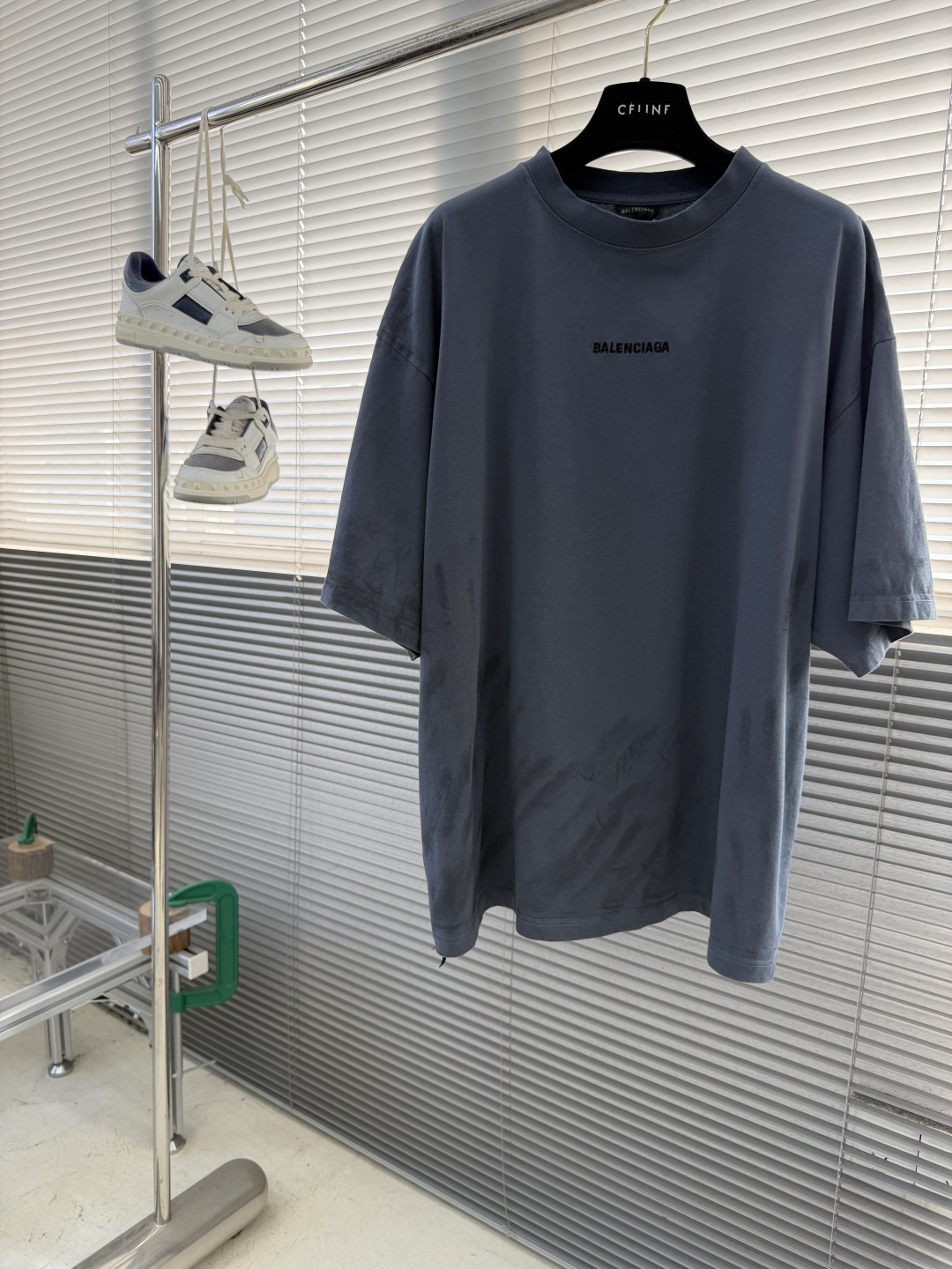 NO:743369,The highest version on the market, the girl inspects the goods, trims the three marks on the threads, and delivers the goods. You can send pictures and videos. If you want quality and service, please add me on WeChat. We will not accept urgent orders. -BALENCIAG 26SS painted faded effect round neck embroidered short-sleeved T-shirt 32 count Parisian cotton double yarn 280g 1*1 stretch rib Fabric wash Imported embroidery Artificial hand-painted Size S M L XL Size Length Bust Shoulder Width S 74.5  11653.8 M 76120 55 L77.5 124 56.2 XL 79128 57.4, Balenciaga-clothing,balenciaga,balenciaga,T-shirt,tees,t-shirt,19860909市面最高版本小妹验货、修剪线头上三标、发货可发图及拍视频,要品质要服务的加我微信,不接急单. -BALENCIAG 26SS图绘褪色效果圆领刺绣短袖T恤 32支巴黎棉双纱棉 280克1*1拉架罗纹 面料酵洗 进口刺绣 人工手绘 尺码S M L XL 尺码衣长胸围肩宽 S 74.5 11653.8  M 76120 55 L77.5 124 56.2  XL 79128 57.4,巴黎世家-服装,balenciaga,balenciaga,T-shirt,tees，t-shirt,,Women's clothing