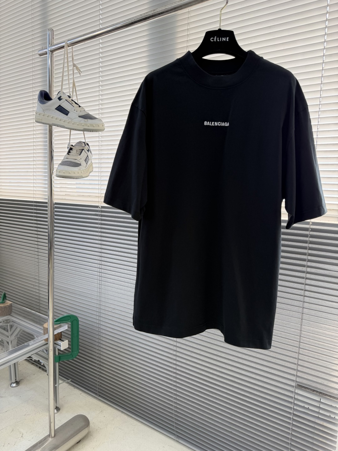 NO:743340,The highest version on the market, the girl inspects the goods, trims the three marks on the threads, and delivers the goods. You can post pictures and take videos. If you want quality and service, add me on WeChat. We will not accept urgent orders. -BALENCIAG 26SS letter embroidered round neck pullover medium version T-shirt 232 count Paris cotton double yarn 100 cotton 300g 1*1 stretch rib Fabric enzyme wash Imported embroidery Size S M L XL Size clothing length bust shoulder width S  72.5 11251.8 M 7411653 L75.5 120 54.2 XL 77124 55.4, Balenciaga-clothing, balenciaga, balenciaga, tees, t-shirt,19860909市面最高版本小妹验货、修剪线头上三标、发货可发图及拍视频,要品质要服务的加我微信,不接急单. -BALENCIAG 26SS字母刺绣圆领套头中号版型T恤 232支巴黎棉双纱100棉 300克1*1拉架罗纹 面料酵洗 进口刺绣 尺码S M L XL 尺码衣长胸围肩宽 S 72.5 11251.8 M 7411653 L75.5 120 54.2 XL 77124 55.4,巴黎世家-服装,balenciaga,balenciaga,tees，t-shirt,,Women's clothing