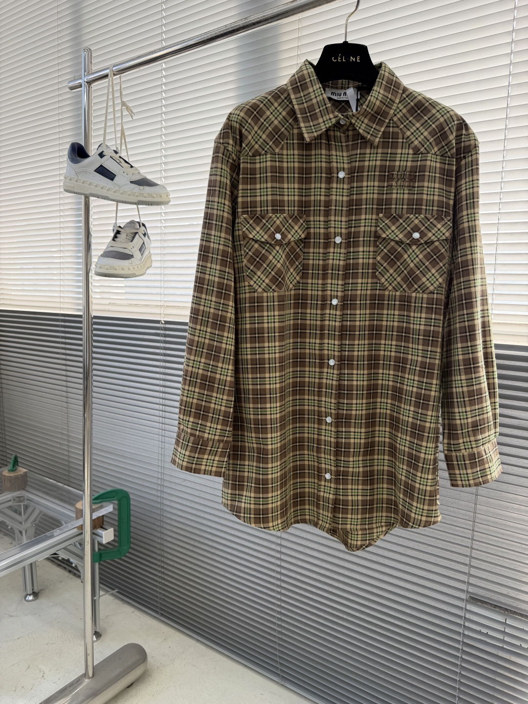 NO:743336,The highest version on the market, the girl inspects the goods, trims the three marks on the threads, and delivers the goods. You can send pictures and videos. If you want quality and service, please add me on WeChat. We will not accept urgent orders. -MIU MIU 26SS lapel single-breasted long-sleeved plaid shirt. Customized cotton plaid fabric. Positioning cutting bed. Imported embroidery. 11 customized accessories and accessories. Size 36 38 40 42 Size. Clothing length, chest, shoulder width 368311449  388411850 4085122 51 4286126 52,miumiu-clothing,miumiu,shirts,19860909市面最高版本小妹验货、修剪线头上三标、发货可发图及拍视频,要品质要服务的加我微信,不接急单. -MIU MIU 26SS翻领单排扣长袖格子衬衫 定制全棉格子面料 定位裁床 进口刺绣 11订制辅料、配件 尺码36 38 40 42 尺码衣长胸围肩宽 368311449 388411850  4085122 51 4286126 52,缪缪-服装,miumiu,shirts,,Women's clothing