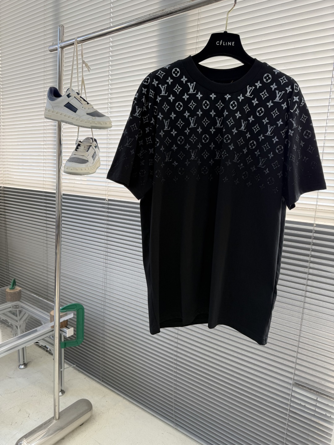 NO:743348,市面最高版本小妹验货、修剪线头上三标、发货可发图及拍视频,要品质要服务的加我微信,不接急单. -驴牌 经典渐变棉质圆领短袖 21支精疏棉平纹面料 1*1索罗纳罗纹 面料酵洗 胶浆印花 尺码S M L XL 尺码衣长胸围肩宽 S 7111048  M 72.5 11449  L 74 118 50 XL75.5 122 51,Louis Vuitton-clothing,louis vuitton,louis vuitton,T-shirt,19860909市面最高版本小妹验货、修剪线头上三标、发货可发图及拍视频,要品质要服务的加我微信,不接急单. -驴牌 经典渐变棉质圆领短袖 21支精疏棉平纹面料 1*1索罗纳罗纹 面料酵洗 胶浆印花 尺码S M L XL 尺码衣长胸围肩宽 S 7111048  M 72.5 11449 L 74 118 50  XL75.5 122 51,路易威登-服装,louis vuitton,louis vuitton,T-shirt,,Women's clothing