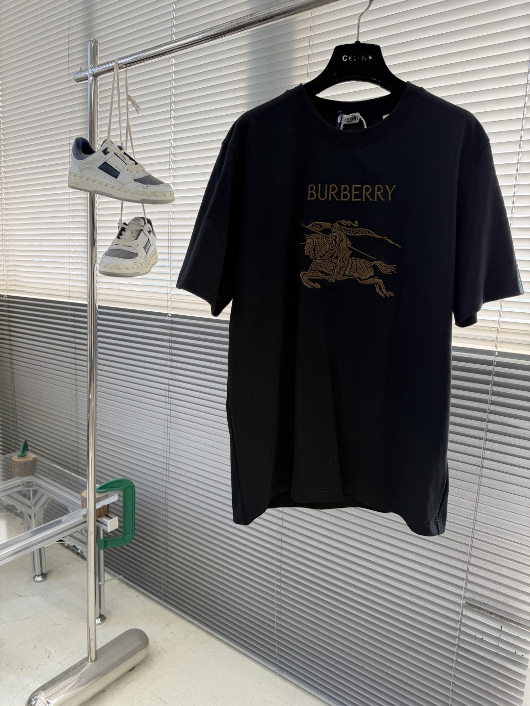 NO:743342,The highest version on the market, the girl inspects the goods, trims the three marks on the threads, and delivers pictures and videos. If you want quality and service, please add me on WeChat. We will not accept urgent orders. -BBR 26SS Equestrian Knight Logo Cotton Round Neck T-shirt Made of 230g 16-count single yarn pony cotton plain weave 300g 1*1 combed cotton rib Fabric enzyme washed Imported embroidery Size S M L XL Size Length Bust Shoulder Width S69106  46 M 70.5 11047 L7211448 XL 73.5 11849,Burberry-clothing,tees,t-shirt,19860909市面最高版本小妹验货、修剪线头上三标、发货可发图及拍视频,要品质要服务的加我微信,不接急单. -BBR 26SS马术骑士徽标棉质圆领T恤 采用230克16支单纱匹马棉平纹布 300克1*1精梳棉罗纹 面料酵洗 进口刺绣 尺码S M L XL 尺码衣长胸围肩宽 S69106 46  M 70.5 11047 L7211448  XL 73.5 11849,博柏利-服装,tees，t-shirt,,Women's clothing