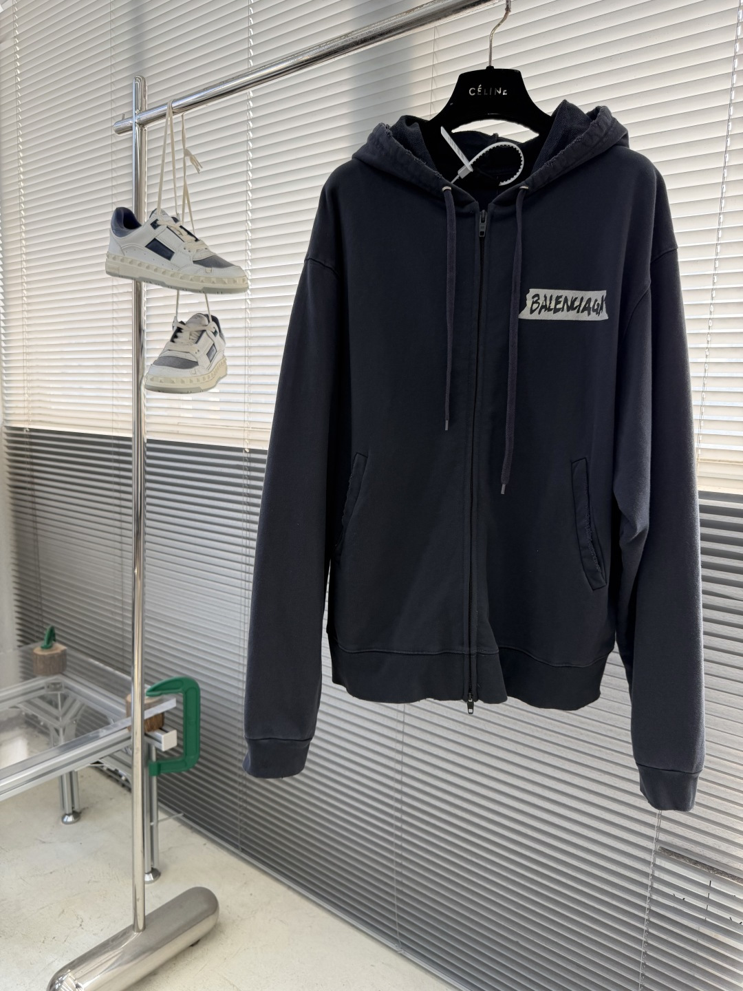 NO:743361,The highest version on the market, the girl inspects the goods, trims the three marks on the threads, and delivers the goods. You can post pictures and take videos. If you want quality and service, please add me on WeChat. We will not accept urgent orders. -BALENCIAG 26SS silhouette glue printed terry hooded sweatshirt 420 grams of washed and faded terry Paris cotton 40 counts of combed cotton double yarn plain weave 200 grams 1*1 supporting frame rib 350 grams Ready-made garments fried color washed and worn glue printing  1:1 customized accessories and accessories Size S M L Size dress length bust shoulder width sleeve length S 66.5 12653.8 64 M68130 5565 L 69.5 13456.2 66, Balenciaga-clothing, balenciaga, balenciaga, hoodie, sweatshirts, hats,19860909市面最高版本小妹验货、修剪线头上三标、发货可发图及拍视频,要品质要服务的加我微信,不接急单. -BALENCIAG 26SS廓形胶浆印花毛圈连帽卫衣 420克洗褪毛圈巴黎棉 40支精梳棉双纱平纹布200克 1*1配套拉架罗纹350克 成衣炒色 洗水磨破 胶浆印花 1:1订制辅料、配件 尺码S M L 尺码衣长胸围 肩宽 袖长 S 66.5 12653.8 64 M68130 5565 L 69.5 13456.2 66,巴黎世家-服装,balenciaga,balenciaga,hoodie,sweatshirts,hats,,Women's clothing