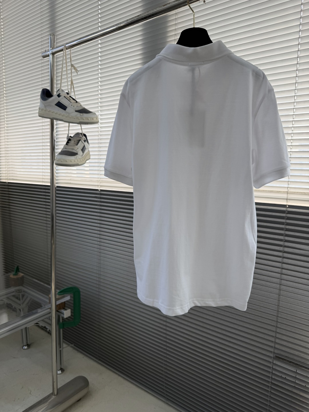 -mon 标识Polo衫定制丝光棉凝格珠地料 紧致细腻 舒适贴肤 以纯白之色 诠释高雅风尚 标志性Mon