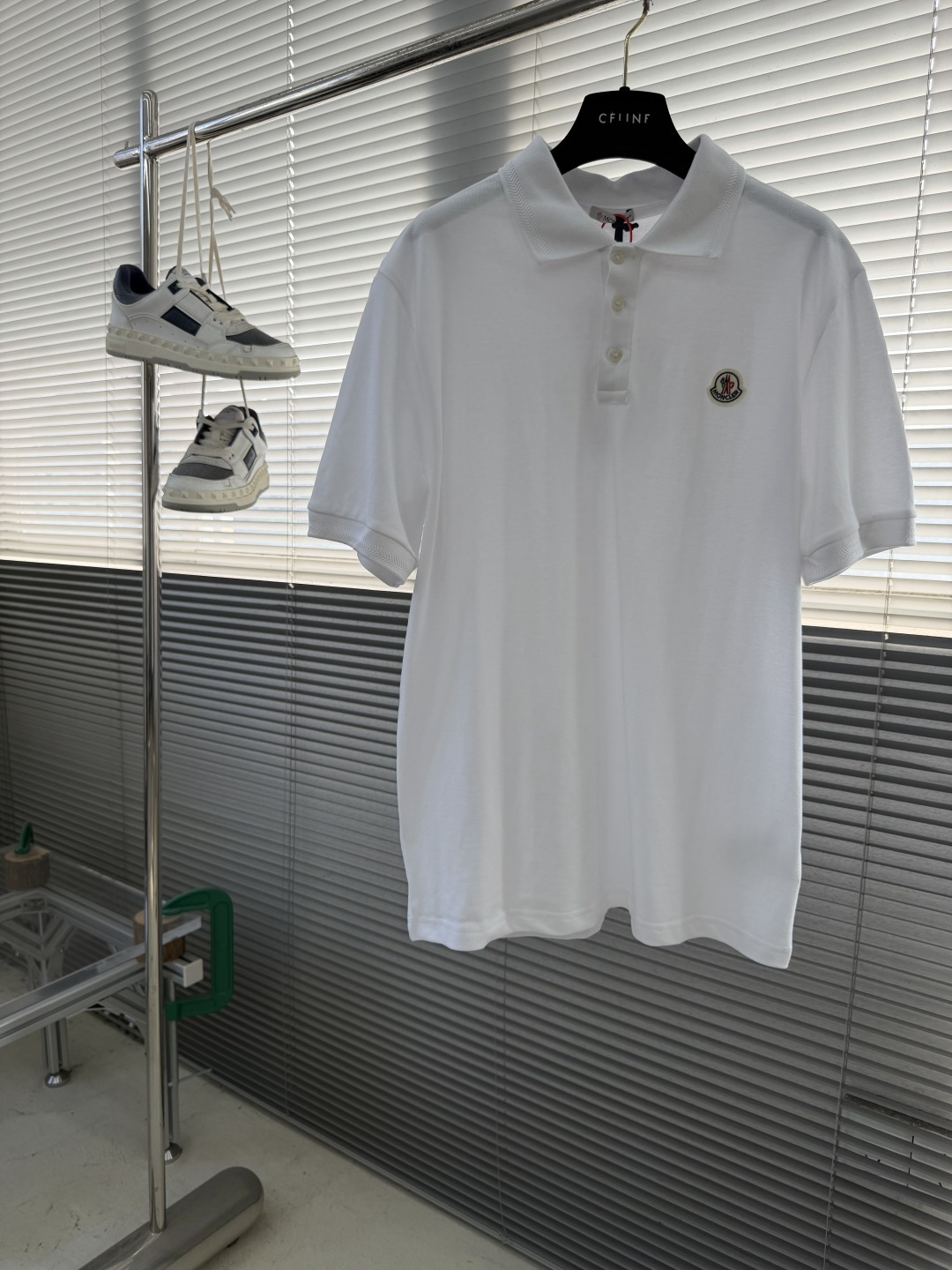 -mon 标识Polo衫定制丝光棉凝格珠地料 紧致细腻 舒适贴肤 以纯白之色 诠释高雅风尚 标志性Mon