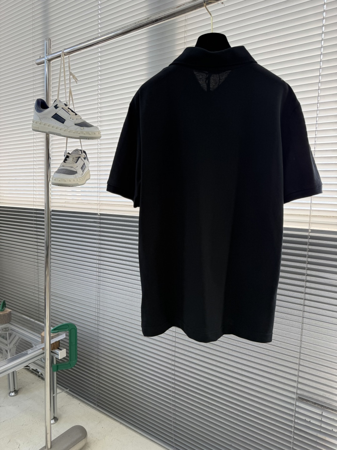 -mon 标识Polo衫定制丝光棉凝格珠地料 紧致细腻 舒适贴肤 以纯白之色 诠释高雅风尚 标志性Mon