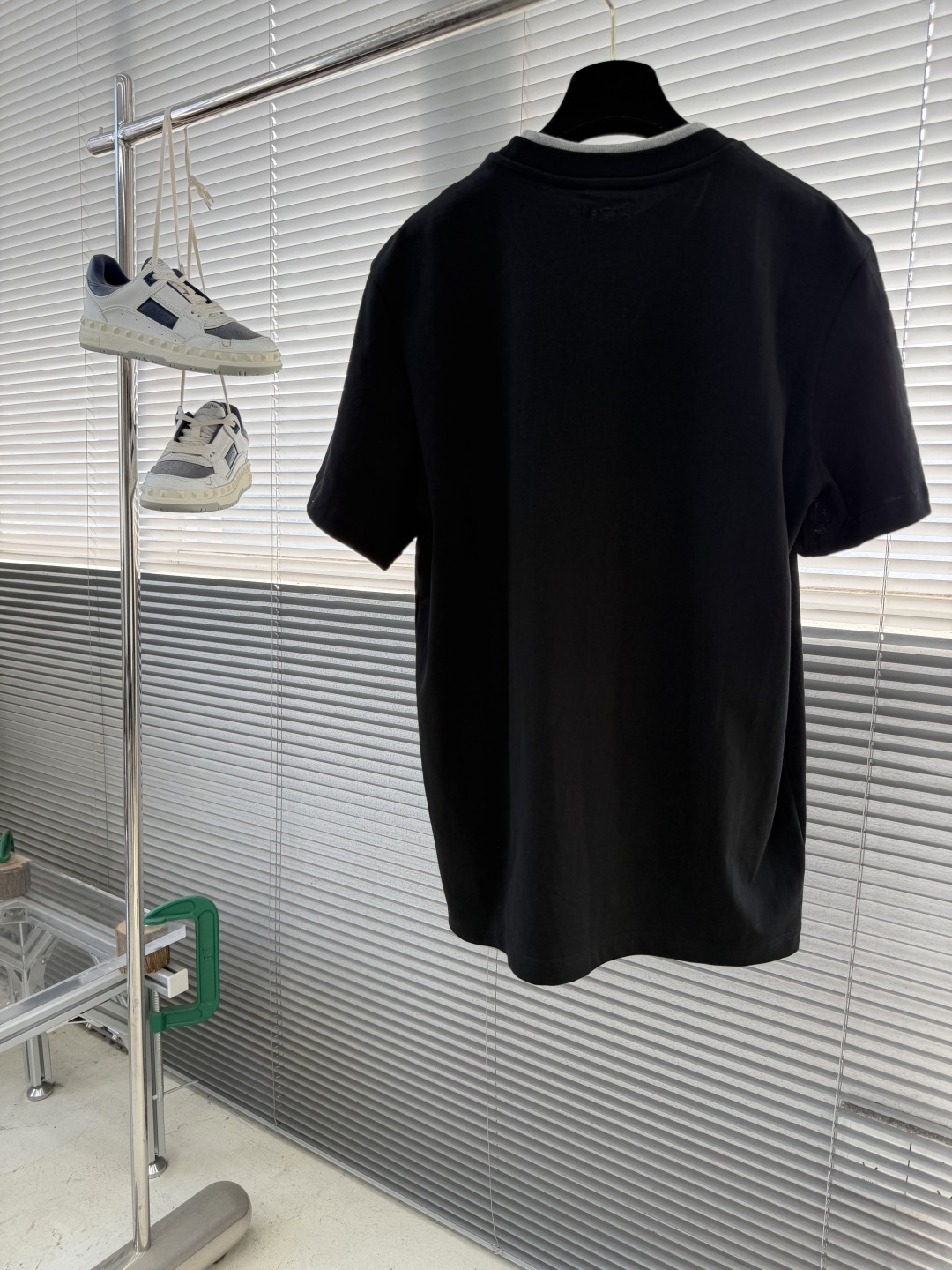 -mon 刺绣标识假俩件短袖定制云柔平纹棉 柔软细腻 舒适贴肤 以云絮白为底 撞色为诗 让色彩拥有呼吸的