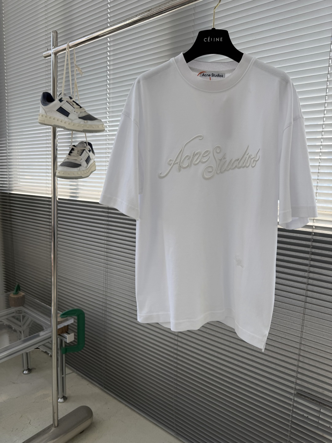 NO:917443,-Acne Studios 3D embroidered logo short sleeves. Customized cloud-like fine piqué cotton. Excellent texture. Comfortable and close to the skin. Minimalism is the pen. Use pure white to encounter an embossed statement. Acne Studios 3D embroidered logo of the same color is embellished on the chest to highlight the unique identity and charm. The white embroidery shows light and dark changes under different lights, allowing thoughts to be worn on the body. Needless to say sense of luxury. Imported machine embroidery technology is used. Advanced computer control system and precise mechanical components are used.  Achieve Acne Studios 3D embroidery logo work with high precision. The lines are smooth and delicate. The fabrics are washed and have a better hand feel. Not easy to deform, not easy to shrink, not easy to fade. Maintain long-term beauty. Size S M L  studios,dior,T-shirt,19860909-Acne Studios 3D刺绣徽标短袖 定制云絮细密珠地棉 质感卓越 舒适贴肤 以极简为笔 用一袭纯净之白邂逅浮雕式宣言 同色系Acne Studios 3D刺绣徽标点缀于胸前 彰显独特身份与魅力 白色刺绣在不同光线下呈现明暗变化 让思想穿在身上 无需言说的高级感 采用进口机刺绣工艺 使用先进的计算机控制系统和精密的机械部件 实现Acne Studios 3D刺绣徽标作业 精度高 线条流畅而细腻 面料都经过浇洗 手感质感更佳 不易变形 不易缩水 不易褪色 保持长久的美观 尺码 S M L XL 衣长70 71.5 73 74.5 肩宽54565860 胸围 114 118 122126,,acne studios,dior,T-shirt,,Men's clothing