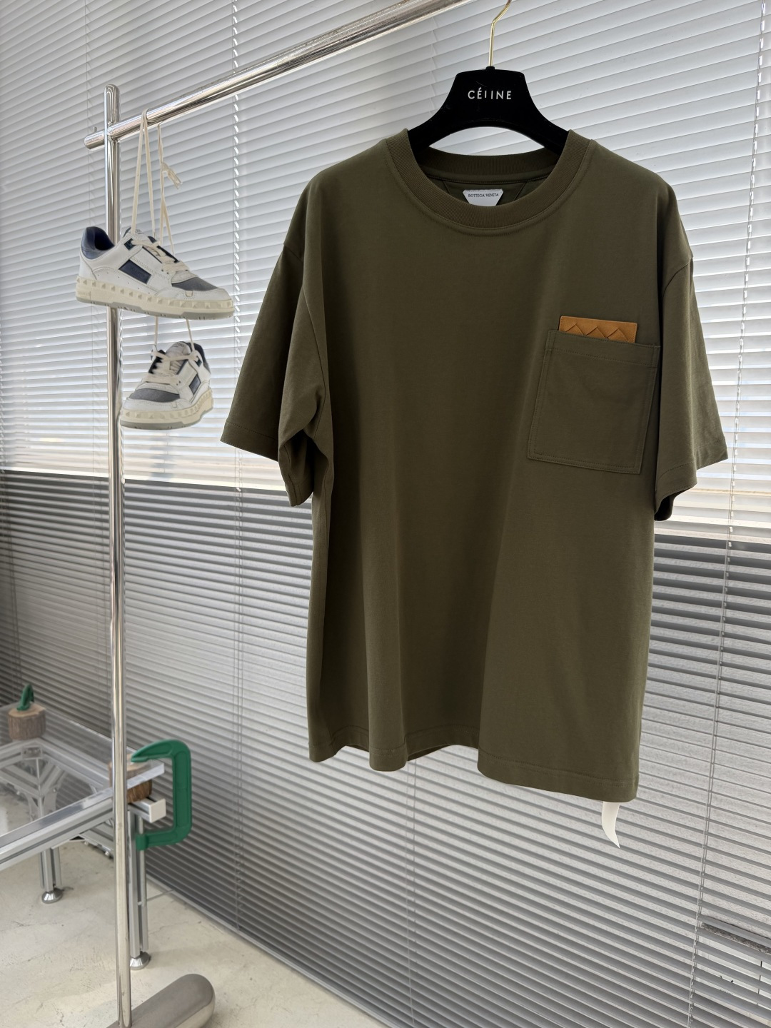 -Bottega Veneta BV 编织皮革口袋短袖定制云柔丝光棉 柔软细腻 舒适贴肤 以粉笔白定格时