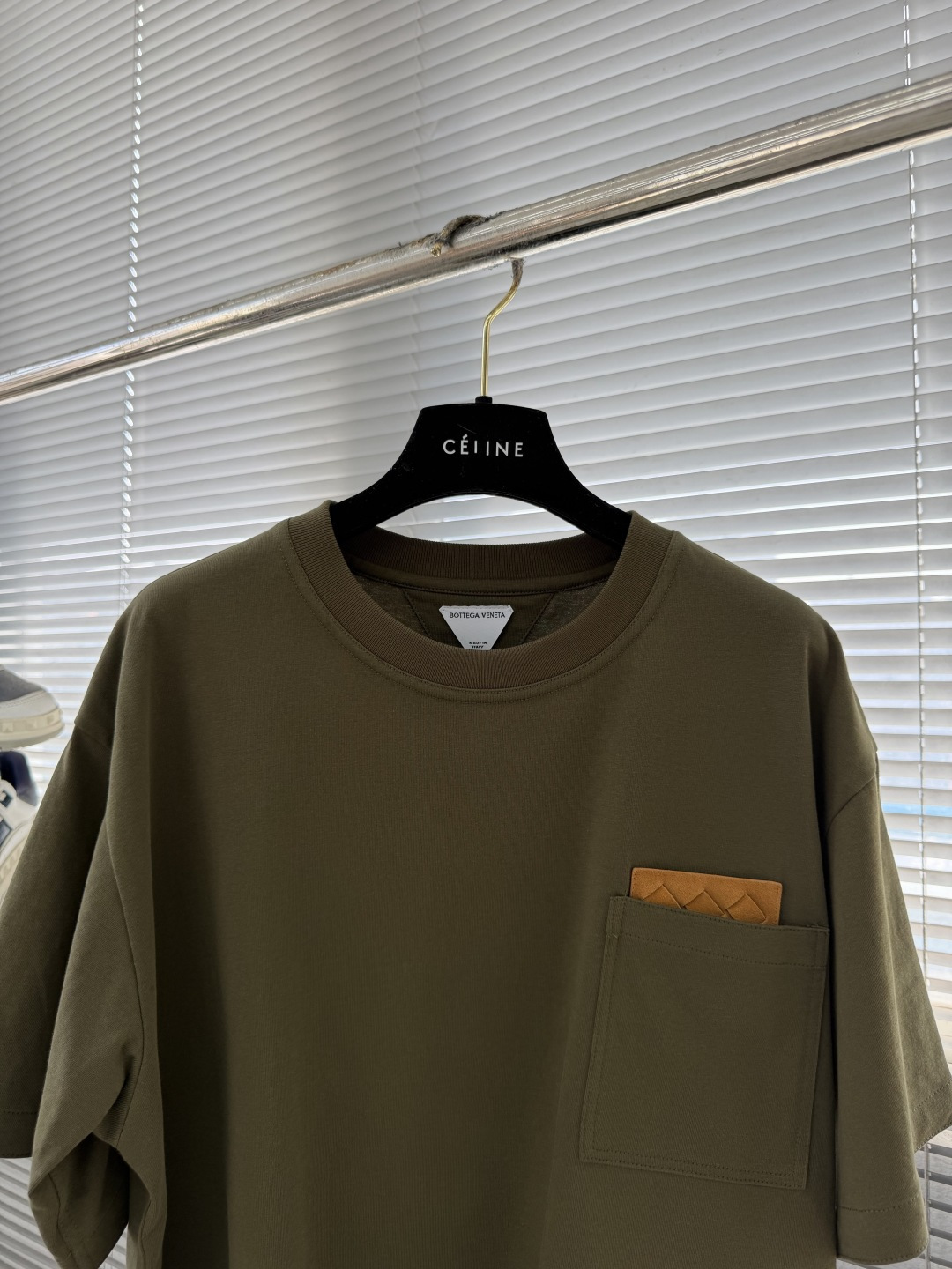 -Bottega Veneta BV 编织皮革口袋短袖定制云柔丝光棉 柔软细腻 舒适贴肤 以粉笔白定格时