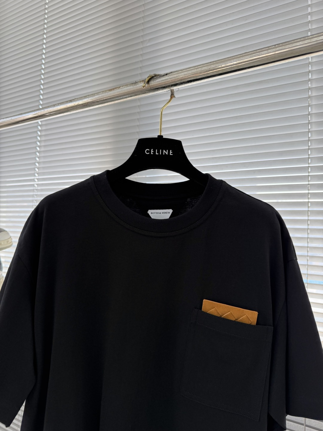 -Bottega Veneta BV 编织皮革口袋短袖定制云柔丝光棉 柔软细腻 舒适贴肤 以粉笔白定格时