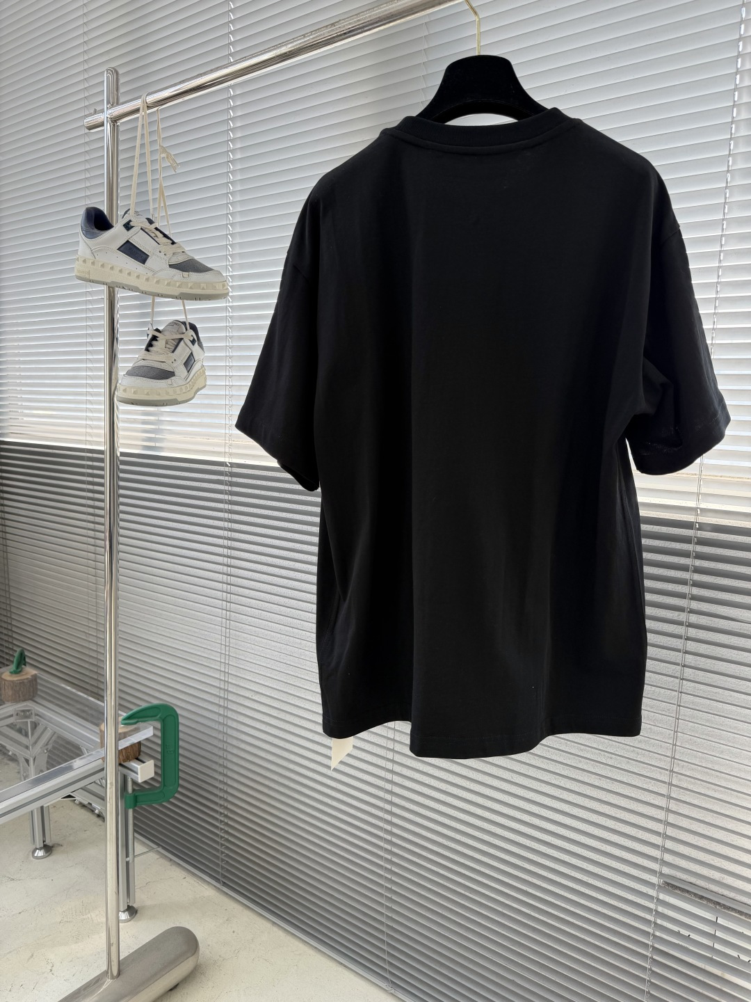 -Bottega Veneta BV 编织皮革口袋短袖定制云柔丝光棉 柔软细腻 舒适贴肤 以粉笔白定格时