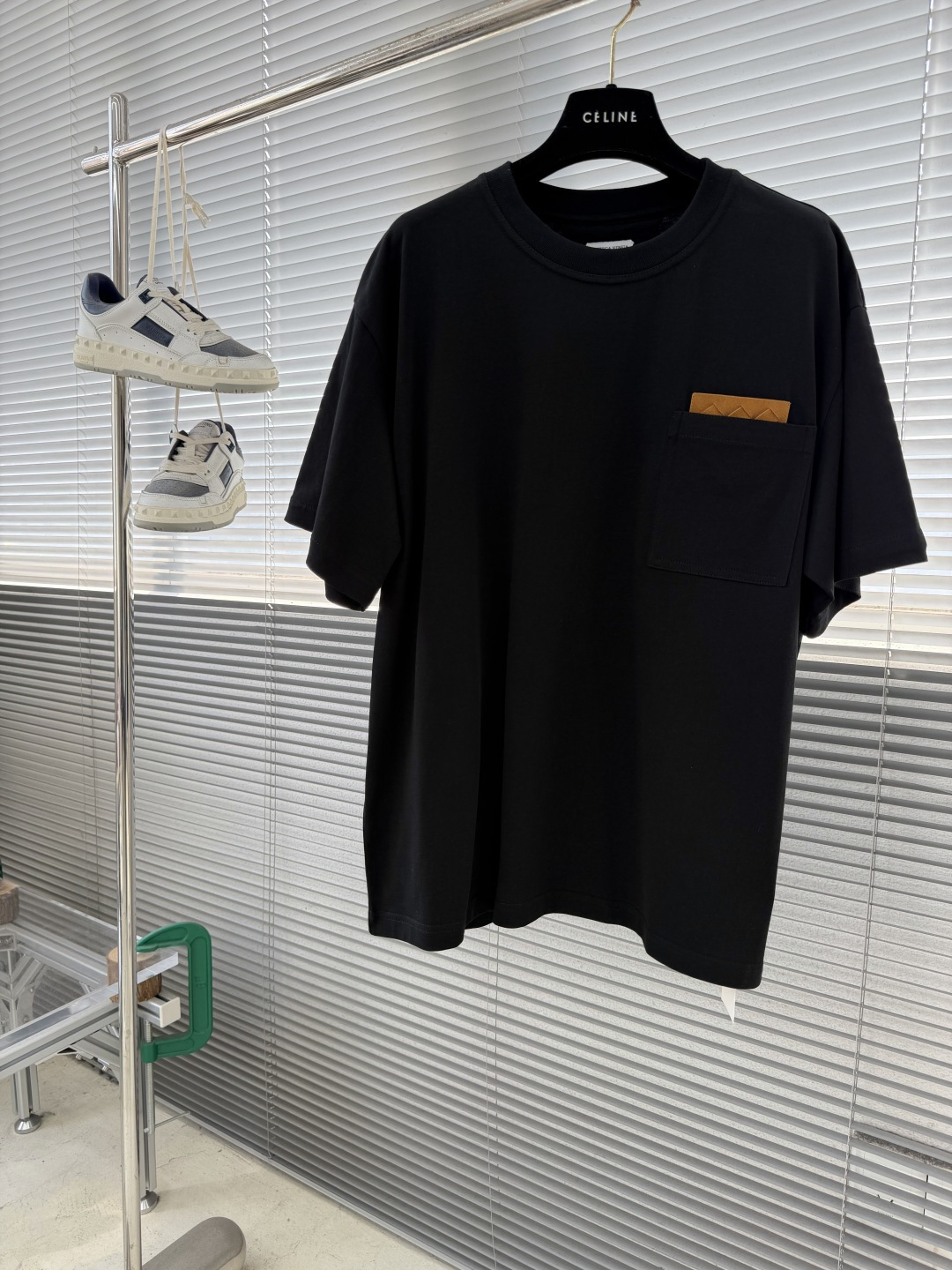-Bottega Veneta BV 编织皮革口袋短袖定制云柔丝光棉 柔软细腻 舒适贴肤 以粉笔白定格时