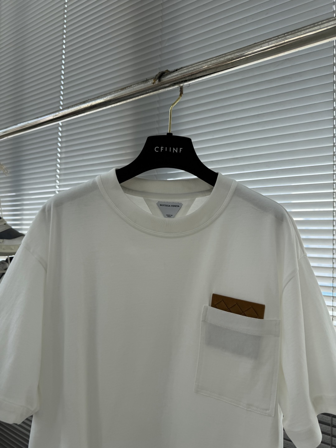 -Bottega Veneta BV 编织皮革口袋短袖定制云柔丝光棉 柔软细腻 舒适贴肤 以粉笔白定格时