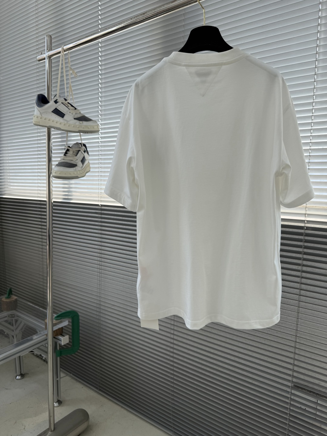 -Bottega Veneta BV 编织皮革口袋短袖定制云柔丝光棉 柔软细腻 舒适贴肤 以粉笔白定格时