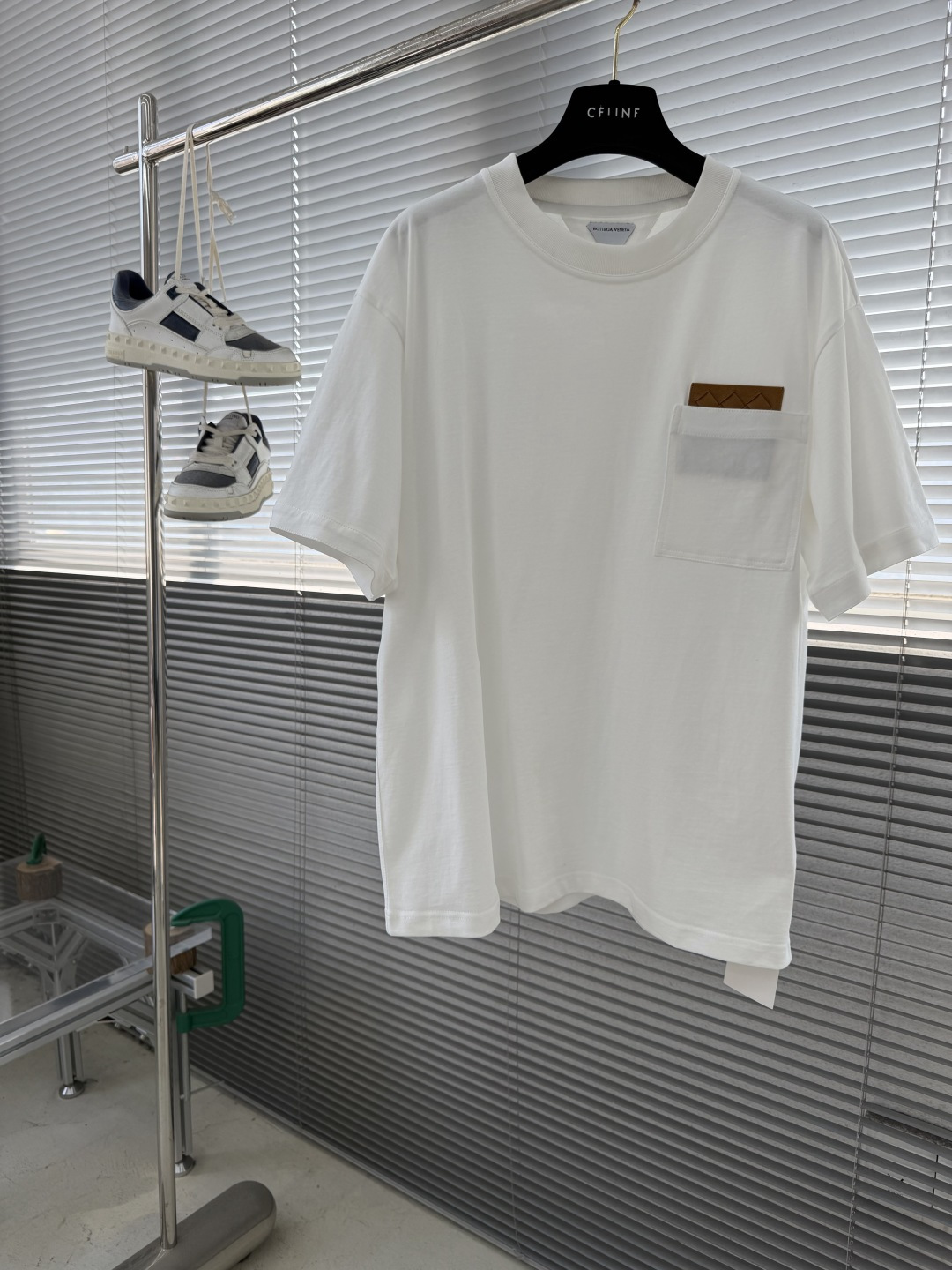 -Bottega Veneta BV 编织皮革口袋短袖定制云柔丝光棉 柔软细腻 舒适贴肤 以粉笔白定格时