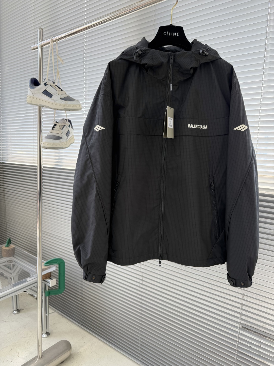 NO:743511,The highest version on the market, the girl will inspect the goods, trim the three marks on the threads, and ship the goods. If you want quality or service, please add me on WeChat. We will not accept urgent orders. -Balenciag26 new early spring two-color windbreaker jacket  The classic wide silhouette and three-dimensional tailoring bring a sense of French avant-garde design. The contrasting color design inserts bring conflicting colors to the plain body. Multiple pockets balance design and practicality, and the classic three-dimensional embroidered logo with double B embossed logo on the back gives you a taste of cutting-edge craftsmanship. Sizes 48～56 (M-3XL), Balenciaga - Clothing, balenciaga, balenciaga, jackets & coats,19860909市面最高版本小妹验货、修剪线头上三标、发货可发图及拍视频,要品质要服务的加我微信,不接急单. -Balenciag26早春新款双色风衣外套 经典的宽度廓形,立体剪裁,带来法式先锋设计感.拼接撞色设计嵌条,让素净的大身带来冲撞色彩.多重口袋兼顾设计与实用度,经典的立体绣花标徽后背双B压花logo,体味尖端工艺. 尺码48～56（M-3XL）,巴黎世家-服装,balenciaga,balenciaga,jackets & coats,,Women's clothing