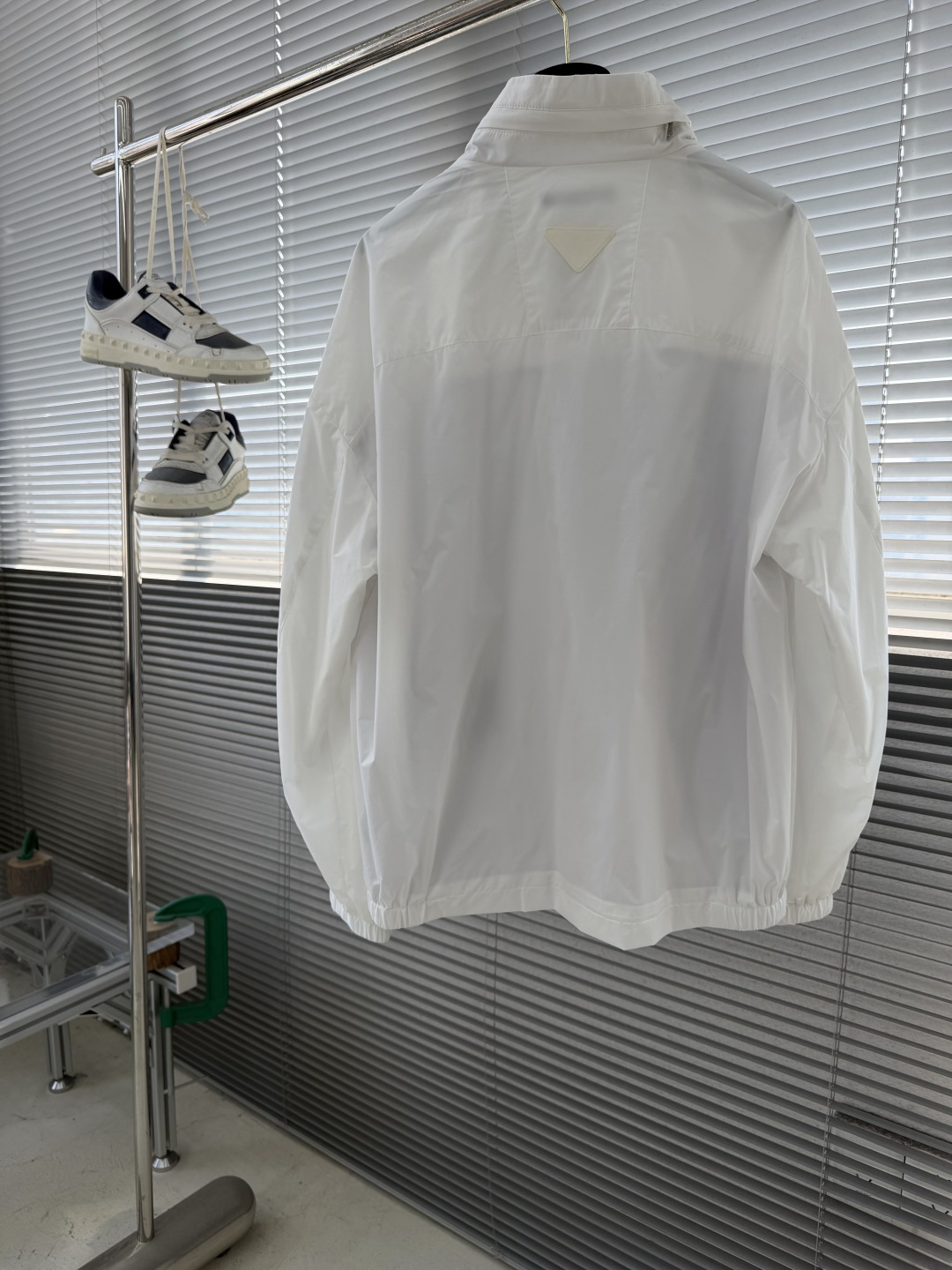 -PRAD 26年春季新款夹克穿上简约干练的休闲外套，瞬间重回时髦霸气，搭配最新的logo胸标，面料五金