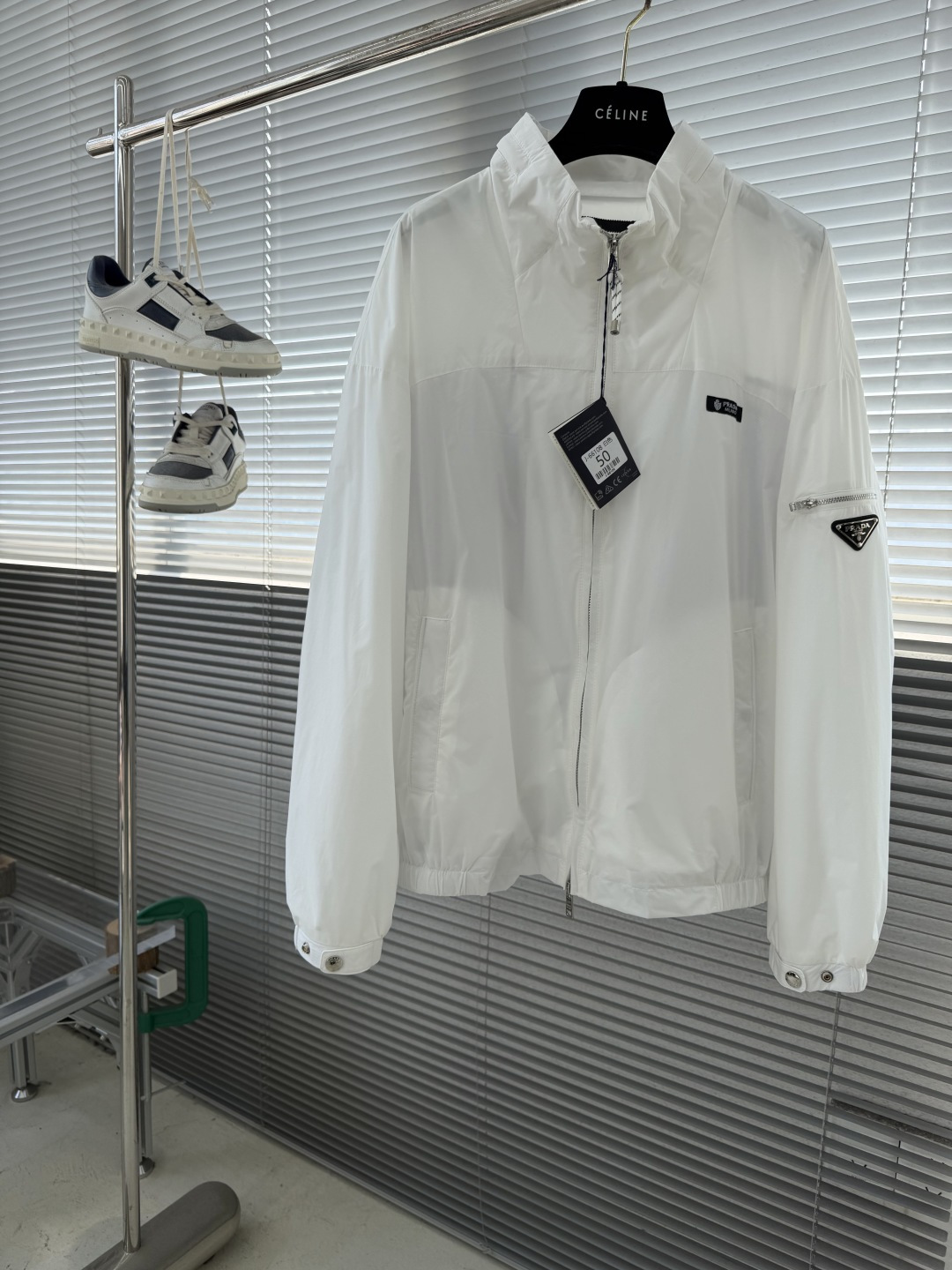 -PRAD 26年春季新款夹克穿上简约干练的休闲外套，瞬间重回时髦霸气，搭配最新的logo胸标，面料五金