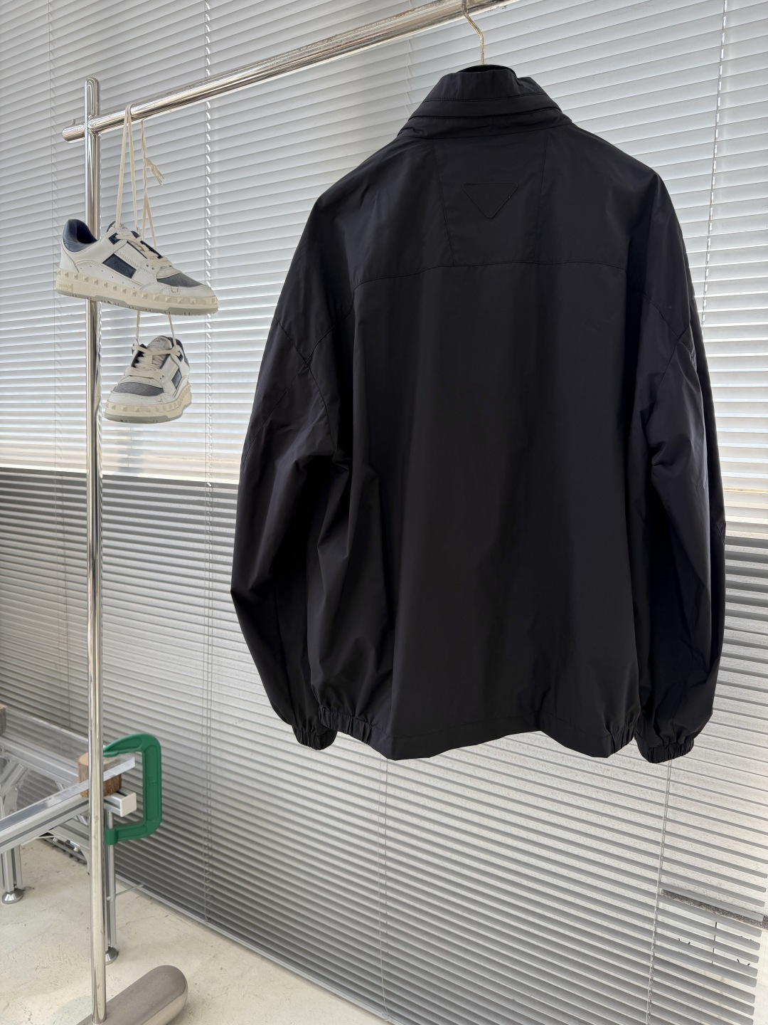 -PRAD 26年春季新款夹克穿上简约干练的休闲外套，瞬间重回时髦霸气，搭配最新的logo胸标，面料五金