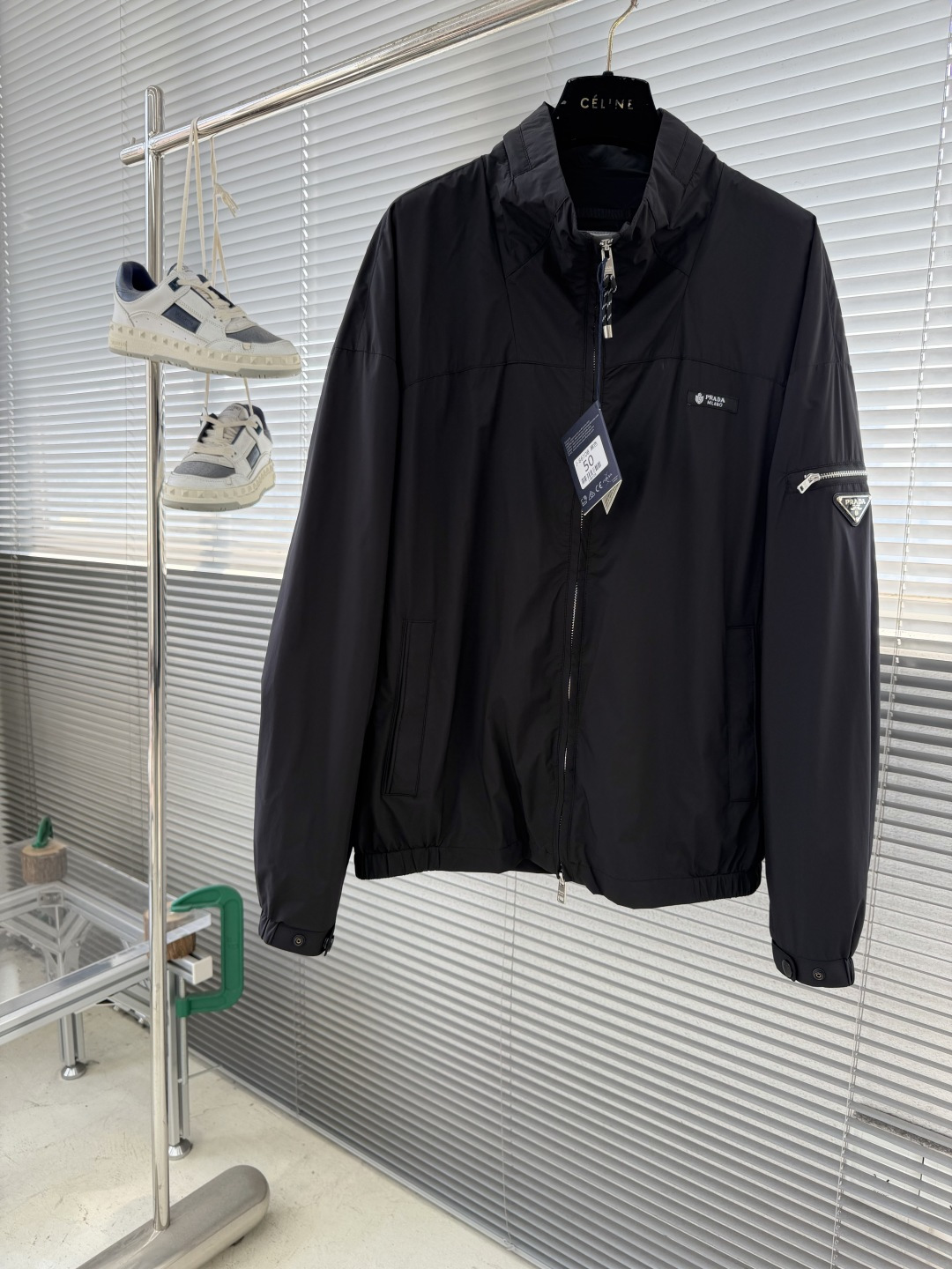 -PRAD 26年春季新款夹克穿上简约干练的休闲外套，瞬间重回时髦霸气，搭配最新的logo胸标，面料五金