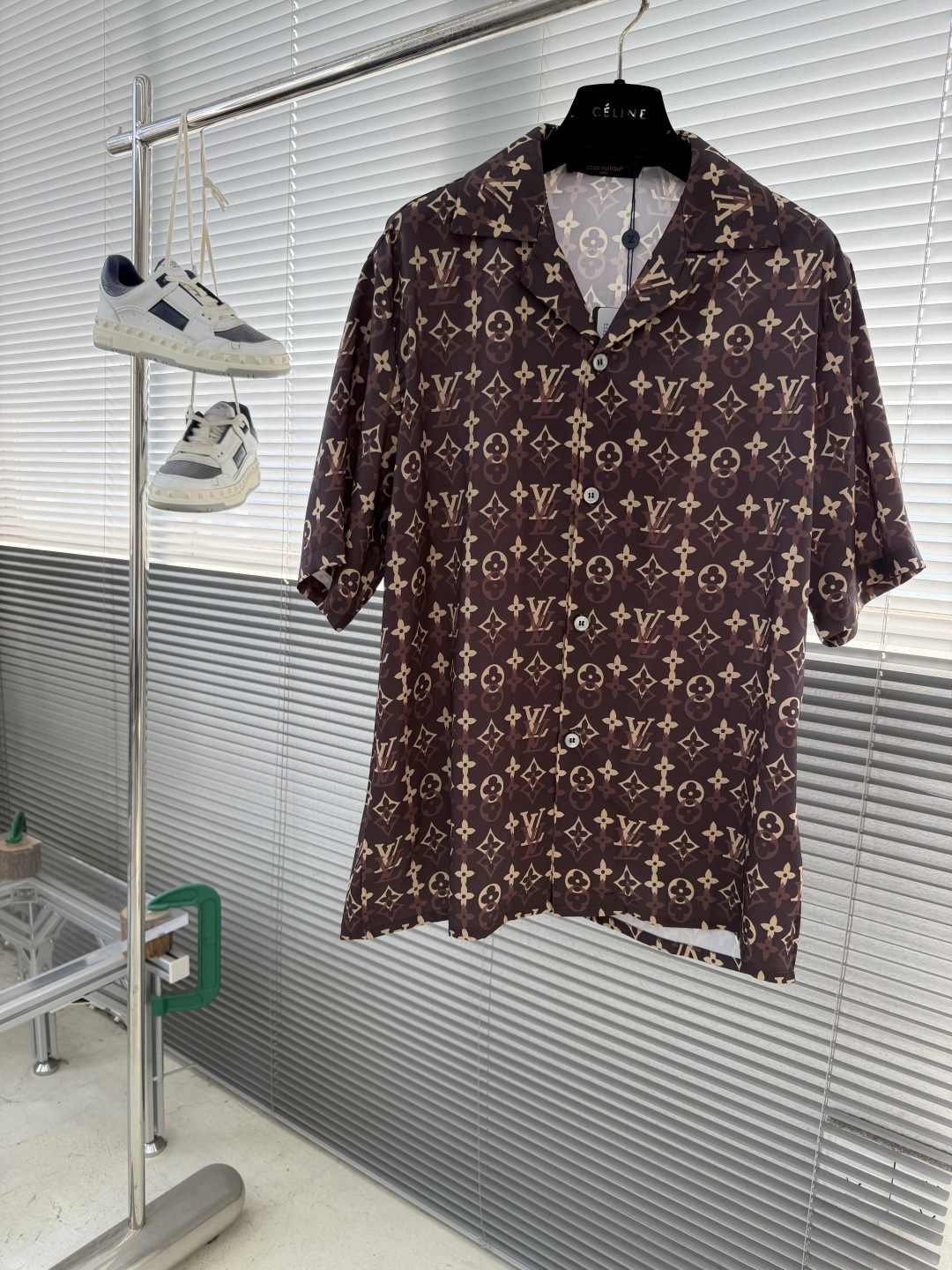 NO:743534,Shorts and tops - Donkey brand all-over logo shorts suit is new for spring and summer 2026. The all-over printing adds vibrant colors. There are double-sided straps at the back, and there are multiple inlays in the front, middle and double side pockets to match the same shirt. Same style for men and women Size S M L XL Length 73.5 75 77 79 Bust 114119124 Shoulder width 47495153, Louis Vuitton - clothing, louis  vuitton,louis vuitton,shorts,shirts,19860909短裤 上衣 -驴牌满印logo短裤套装 2026春夏新品,通体印花倍添活力色彩.后有双侧带,前中、双侧袋等多处复花对位搭配同款衬衫. 男女同款 码数S M L XL 衣长 73.5 75 77 79 胸围114119124 肩宽47495153,路易威登-服装,louis vuitton,louis vuitton,shorts,shirts,,Women's clothing