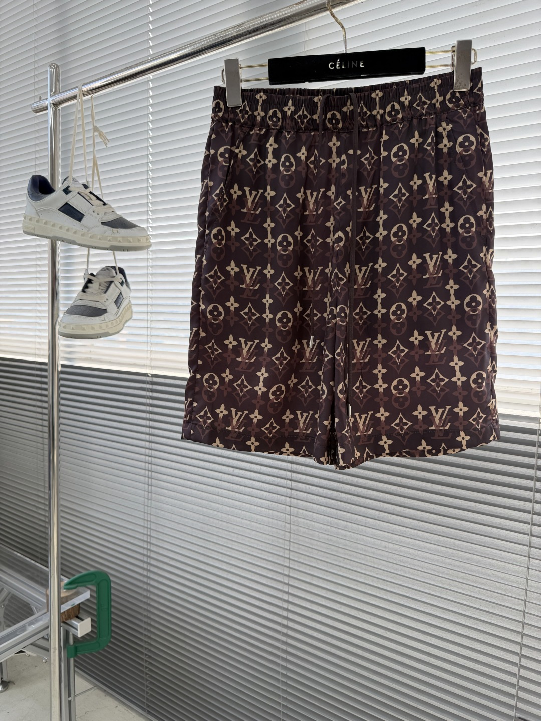 NO:743532,Shorts and tops - Donkey brand all-over logo shorts set is new for spring and summer 2026. The all-over printing adds vitality. There are double side straps at the back, and the front, middle and double side pockets are in multiple places to match the same shirt. Same style for men and women Size S M L XL Waist 74778083 Hips 106114118 Pants length 48495051, Louis Vuitton - clothing, louis vuitton, louis  vuitton,shorts,shirts,19860909短裤 上衣 -驴牌满印logo短裤套装 2026春夏新品,通体印花倍添活力色彩.后有双侧带,前中、双侧袋等多处复花对位搭配同款衬衫. 男女同款 码数S M L XL 腰围74778083 臀围 106114118 裤长48495051,路易威登-服装,louis vuitton,louis vuitton,shorts,shirts,,Women's clothing