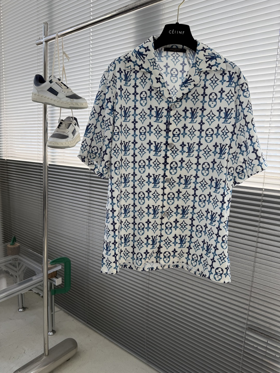 NO:743527,Shorts and tops - Donkey brand all-over logo shorts suit is new for spring and summer 2026. The all-over printing adds vibrant colors. There are double-sided straps at the back, and there are multiple inlays in the front, middle and double side pockets to match the same shirt. Same style for men and women Size S M L XL Length 73.5 75 77 79 Bust 114119124 Shoulder width 47495153, Louis Vuitton - clothing, louis  vuitton,louis vuitton,shorts,shirts,19860909短裤 上衣 -驴牌满印logo短裤套装 2026春夏新品,通体印花倍添活力色彩.后有双侧带,前中、双侧袋等多处复花对位搭配同款衬衫. 男女同款 码数S M L XL 衣长 73.5 75 77 79 胸围114119124 肩宽47495153,路易威登-服装,louis vuitton,louis vuitton,shorts,shirts,,Women's clothing