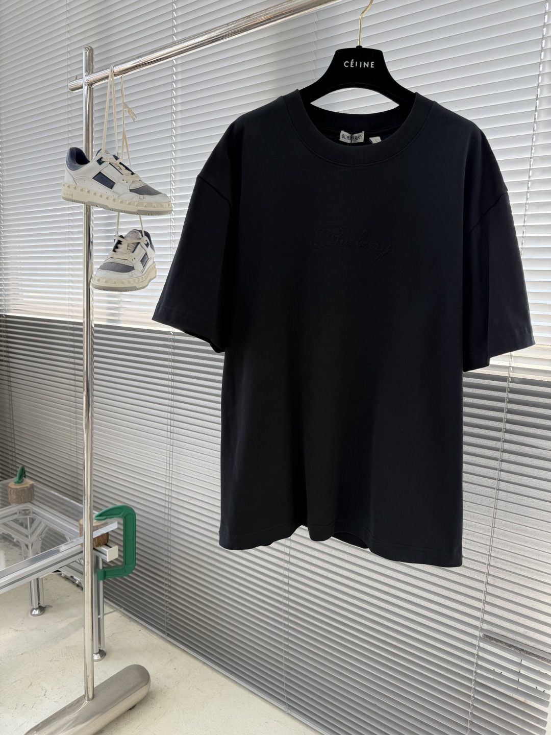 NO:743439,The highest version on the market, the girl inspects the goods, trims the three marks on the threads, and delivers the goods. You can post pictures and take videos. If you want quality or service, please add me on WeChat. We will not accept urgent orders. -BBR embroidered short-sleeved T-shirt is made of super high-cost 300g high-gram weight double-ply double-yarn pure cotton fabric. This fabric is thick and crisp. It is warm and comfortable to wear. Ready-to-wear oversize version is the first choice if you like the taller version.  The classic letter logo is embroidered on the chest, and the large logo printed letters on the back complement each other, making classics fashionable. Same style for men and women, size S-XL, Burberry-clothing, versace, T-shirt, tees, t-shirt,19860909市面最高版本小妹验货、修剪线头上三标、发货可发图及拍视频,要品质要服务的加我微信,不接急单. -BBR 刺绣短袖T恤 采用超级高成本的300克高克重双股双纱纯棉面料 此面料厚实挺括 穿着既保暖又舒适 成衣普洗 oversize版 喜欢高版本的首选. 刺绣胸前刺绣经典字母标识,后幅大logo印花字母,两者相互辉映,经典成就时尚. 男女同款 码数S-XL,博柏利-服装,versace,T-shirt,tees，t-shirt,,Women's clothing