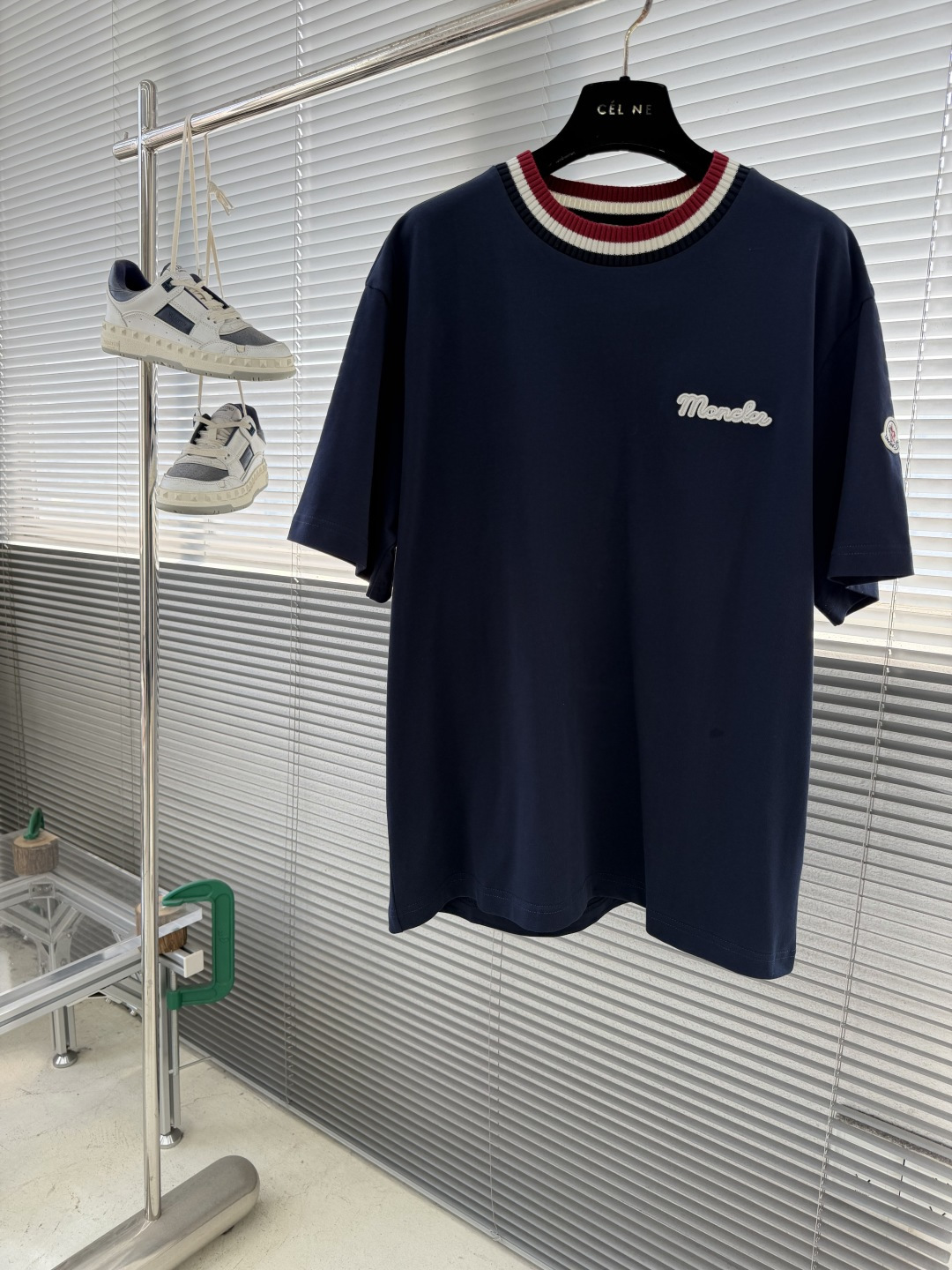 NO:743531,The highest version on the market, the girl will inspect the goods, trim the three marks on the threads, and ship the goods. You can post pictures and take videos. If you want quality or service, please add me on WeChat. We will not accept urgent orders. -mon  The 2026 spring and summer short sleeves feature contrasting knitted collars and cleverly integrated letter elements to break the monotony of traditional short sleeves and highlight individuality and uninhibitedness. The three-dimensional tailoring fits the body shape and the design is neat and stylish, easily elongating the leg lines and creating a casual and casual style. High-quality fabrics are comfortable  It is warm, has both thermal insulation and comfort, and is suitable for daily outings or light outdoor scenes. The triangular jacquard embellishment on the back adds a fashionable texture. Whether it is a casual look with a T-shirt and jeans, or a mixed style layered, it can be easily controlled. It is an indispensable fashion item in the autumn and winter transition seasons.  Same style for men and women, size S-XL, mask-clothing, Moncler, jeans, T-shirt, tees, t-shirt,19860909市面最高版本小妹验货、修剪线头上三标、发货可发图及拍视频,要品质要服务的加我微信,不接急单. -mon 2026春夏短袖,以撞色针织领口主调,巧妙融入字母元素元素,打破传统短袖的单调感,彰显个性与不羁.立体剪裁贴合身形,设计利落有型,轻松拉长腿部线条,打造随性洒脱的休闲风格.优质面料舒适保暖,兼具保温性与舒适感,适合日常出街或轻户外场景.细节后背三角提花点缀,增添时尚质感,无论是搭配T恤牛仔裤的休闲look,还是叠的混搭风,都能轻松驾驭,是秋冬过渡季不可或缺的时尚单品. 男女同款 码数S-XL,蒙口-服装,Moncler,jeans,T-shirt,tees，t-shirt,,Women's clothing