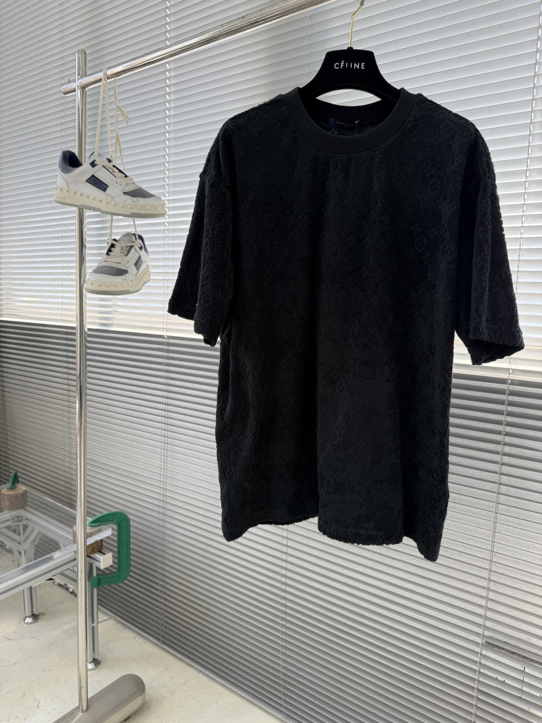 NO:743403,The highest version on the market, the girl will inspect the goods, trim the three marks on the threads, and deliver the goods. You can post pictures and take videos. If you want quality or service, please add me on WeChat. We will not accept urgent orders. - Lvpai  2026 Spring and Summer Short Sleeves, heavy-duty presbyopic terry fabrics are arranged all over the main tone, and jacquard arrangement elements are cleverly integrated to break the monotony of traditional short sleeves and highlight individuality and uninhibitedness. The three-dimensional tailoring fits the body shape, and the design is neat and stylish, easily elongating the leg lines, creating a casual and free style.  Casual style. The high-quality fabric is comfortable and warm, with both thermal insulation and comfort. It is suitable for daily outings or light outdoor scenes. The triangular jacquard embellishment on the back adds a fashionable texture. Whether it is a casual look with a T-shirt and jeans, or a mixed style of layering, it can be easily controlled.  Same style for men and women, size S-XL, Louis Vuitton-clothing, louis vuitton, louis vuitton, jeans, T-shirt, tees, t-shirt,19860909市面最高版本小妹验货、修剪线头上三标、发货可发图及拍视频,要品质要服务的加我微信,不接急单. -驴牌 2026春夏短袖,重工老花毛巾料满幅排列为主调,巧妙融入提花排列元素,打破传统短袖的单调感,彰显个性与不羁.立体剪裁贴合身形,设计利落有型,轻松拉长腿部线条,打造随性洒脱的休闲风格.优质面料舒适保暖,兼具保温性与舒适感,适合日常出街或轻户外场景.细节后背三角提花点缀,增添时尚质感,无论是搭配T恤牛仔裤的休闲look,还是叠的混搭风,都能轻松驾驭. 男女同款 码数S-XL,路易威登-服装,louis vuitton,louis vuitton,jeans,T-shirt,tees，t-shirt,,Women's clothing