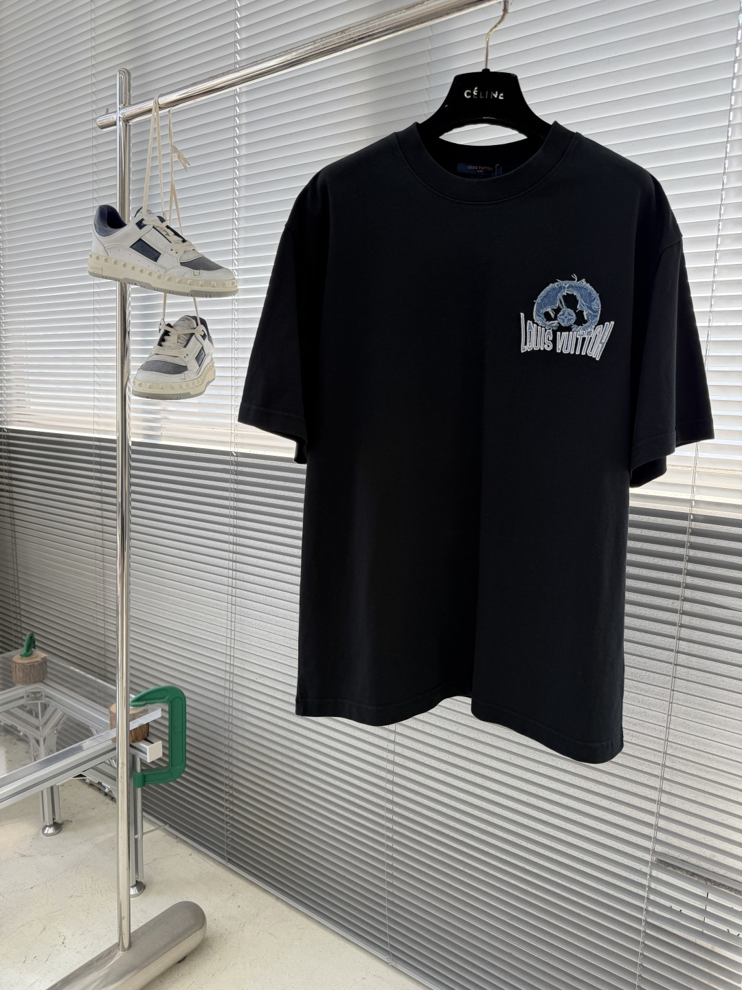 NO:743398,The highest version on the market, the girl inspects the goods, trims the three marks on the threads, and delivers the goods. You can post pictures and take videos. If you want quality and service, please add me on WeChat. We will not accept urgent orders. -Donkey Brand Denim Patch Embroidered T-shirt This T-shirt is made of pure cotton plain fabric, and then washed and shaped. The front chest logo is denim patch embroidered, and the back panel is embroidered with large-area positioning and denim patch embroidery. Heavy craftsmanship!  Same style for men and women, size S-XL, Louis Vuitton-clothing, louis vuitton, louis vuitton, tees, t-shirt,19860909市面最高版本小妹验货、修剪线头上三标、发货可发图及拍视频,要品质要服务的加我微信,不接急单. -驴牌 牛仔布贴布绣T恤 本款T恤采用全棉平纹面料打造,再洗水定型工艺,前胸logo牛仔布贴布绣,后幅大面积定位刺绣加牛仔布贴布绣,重工重艺！ 男女同款 码数S-XL,路易威登-服装,louis vuitton,louis vuitton,tees，t-shirt,,Women's clothing